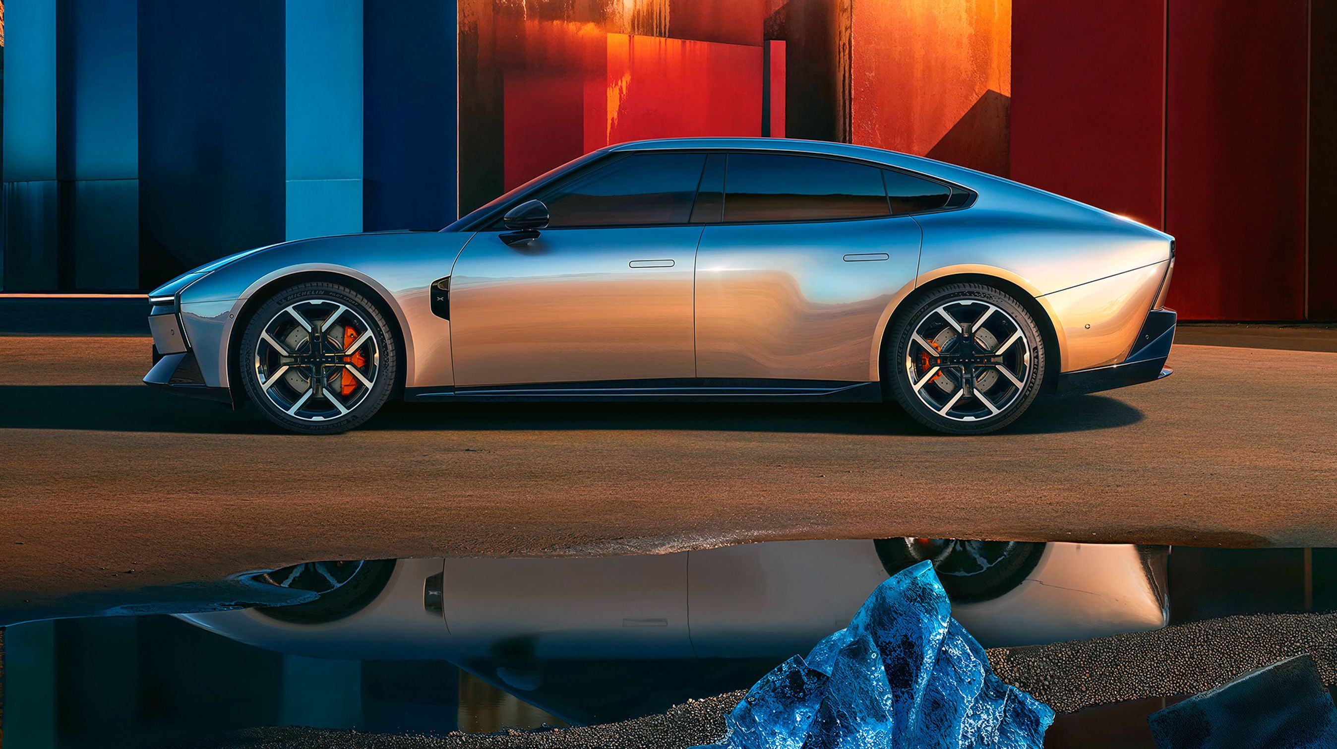 Stor coupé-sedan i profil.