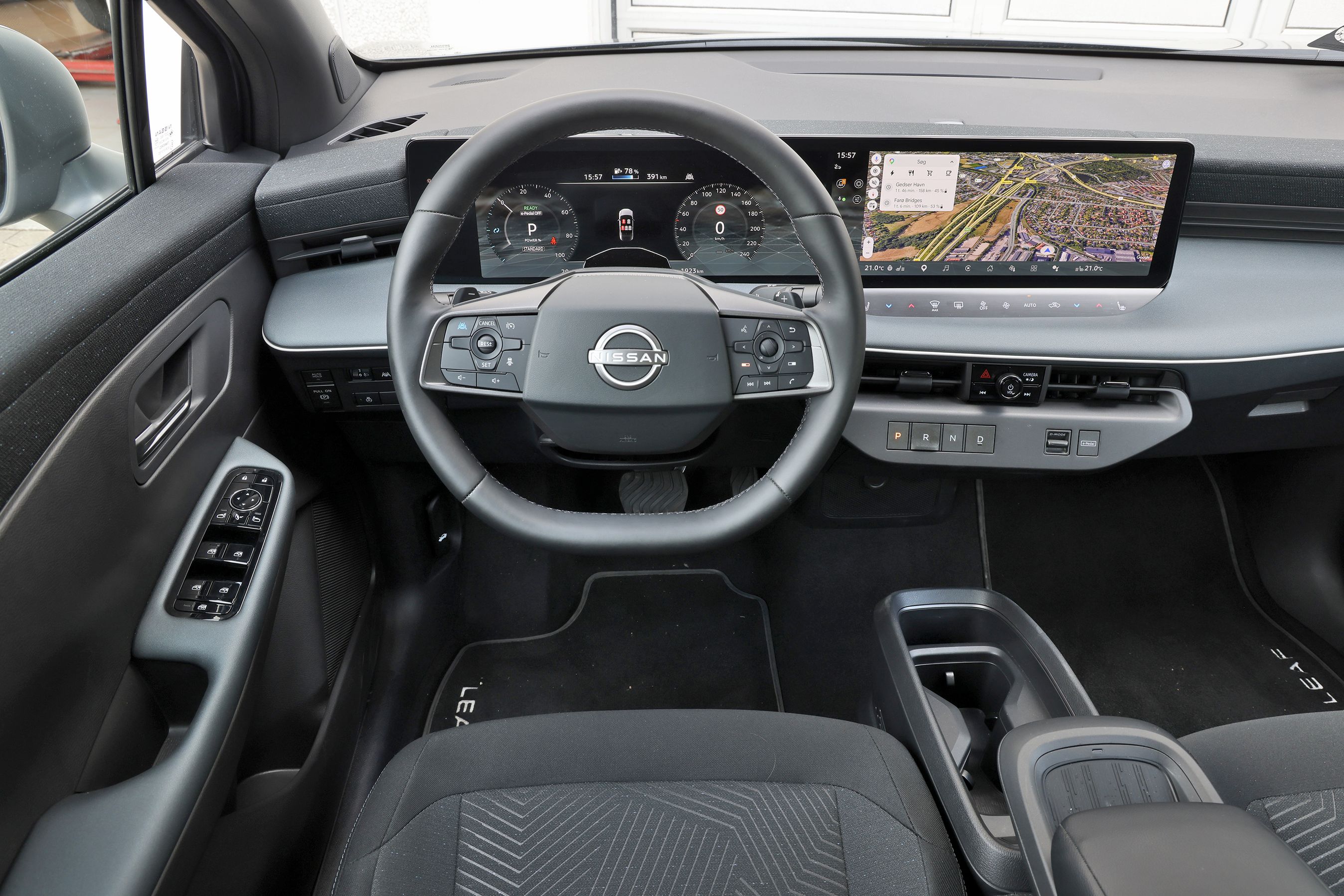 Nissan Leaf 75 kWh 2026: Instrumentbord med digitalt førerdisplay og infotainmentskærm