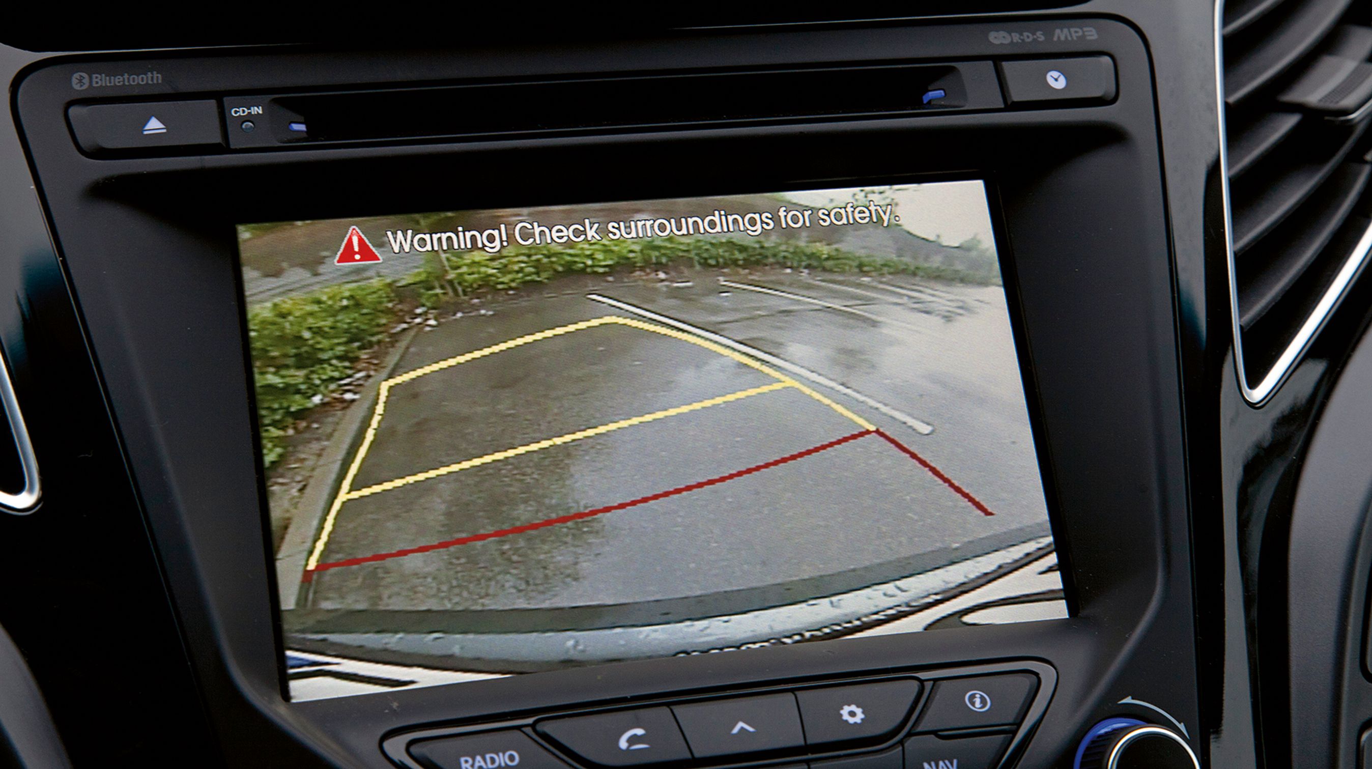 Bakkameraet viser et udmærket billede på den store skærm, så man kan se, hvad der er bag bilen.