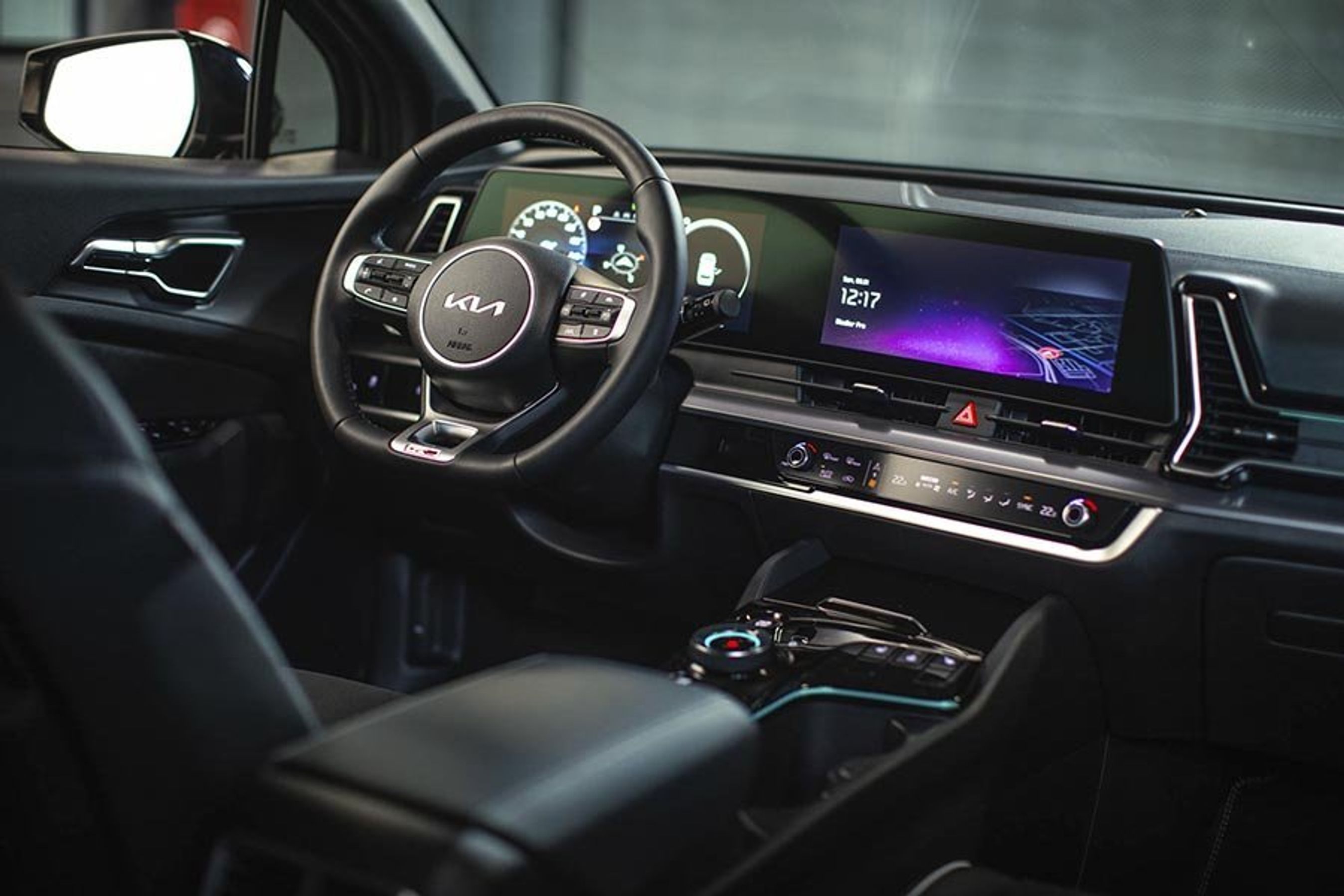 Førerpladsen i de dyrere udgaver har de to flotte, sammensatte 12,3-tommerskærme. 