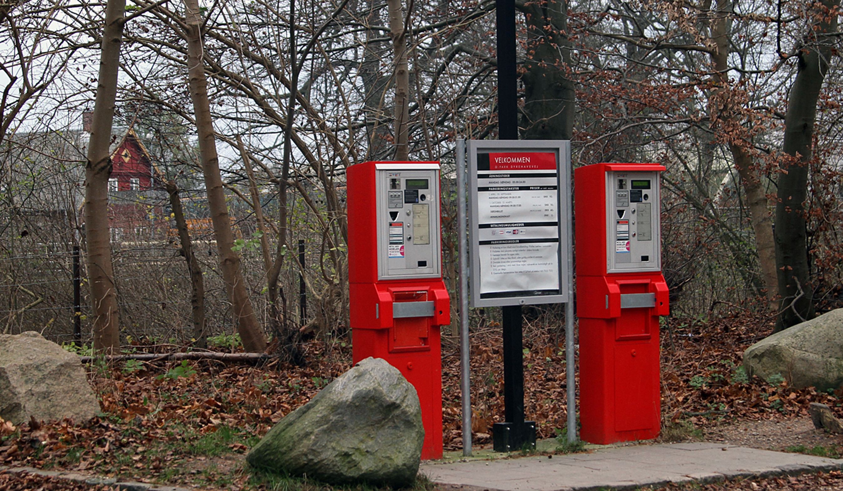 Betalingsautomater i naturen. Her Dyrehaven i Klampenborg.