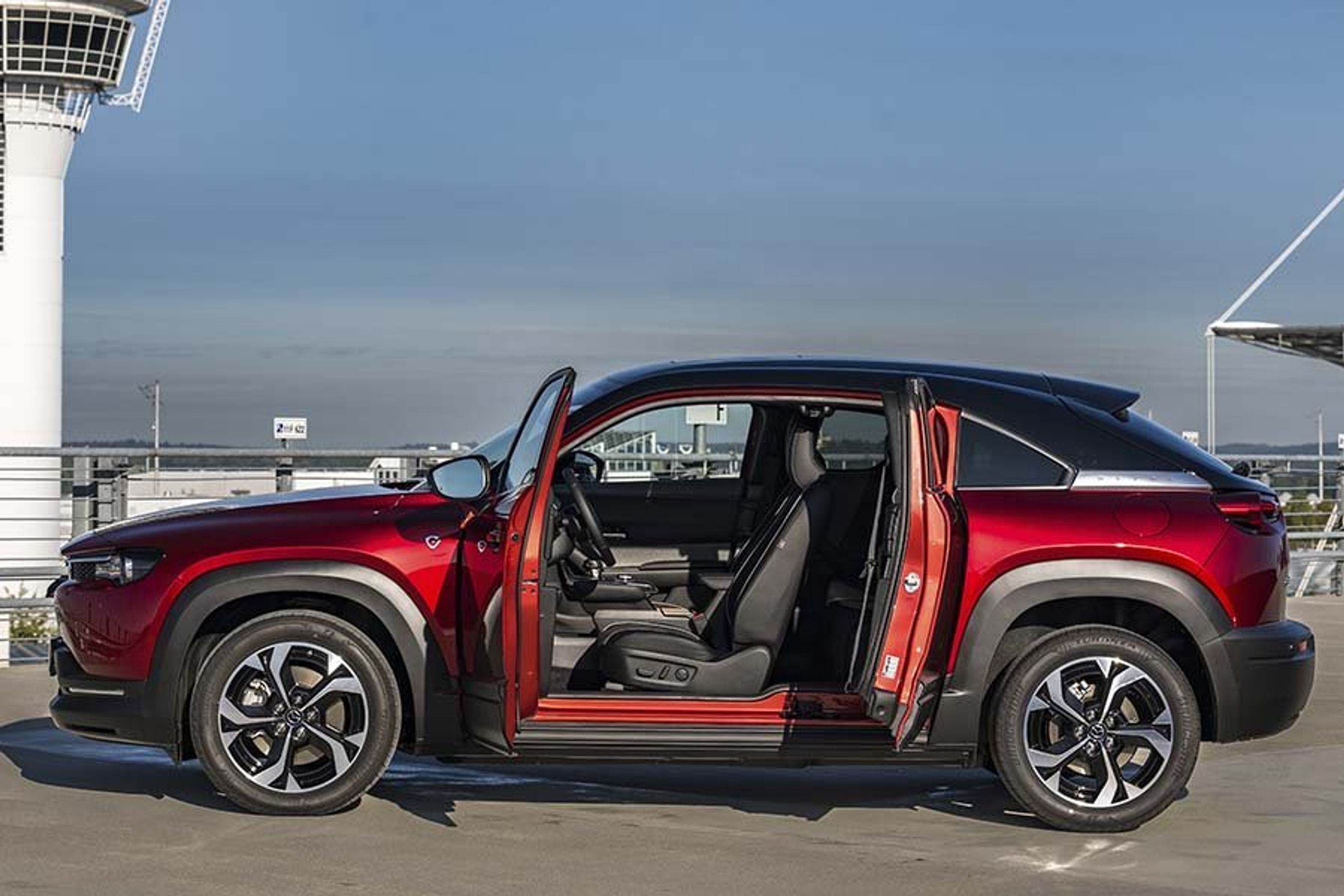 Mazda MX-30 set fra siden med åbne for- og bagdøre