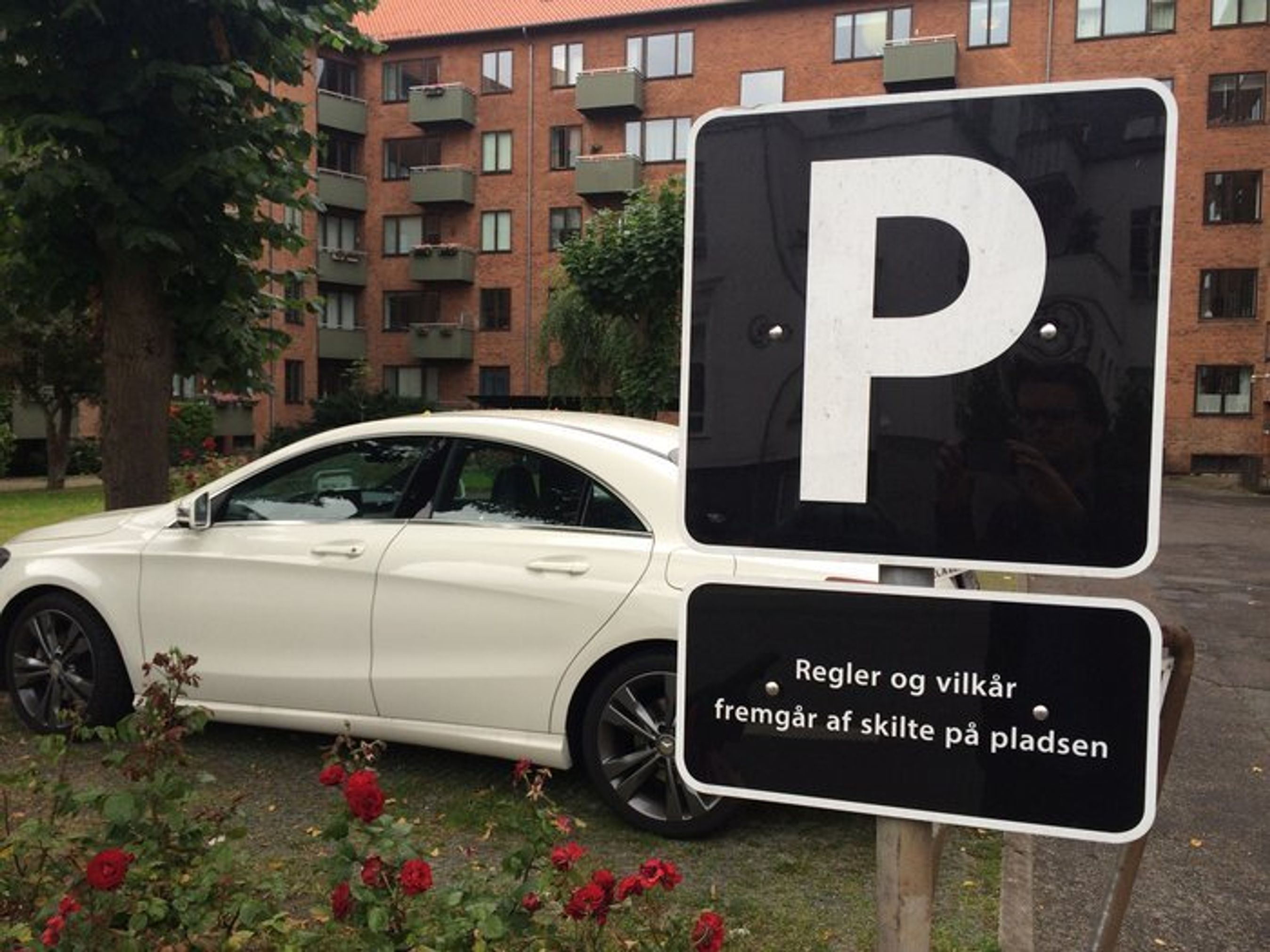 Skilt ved indgang til en privat p-plads