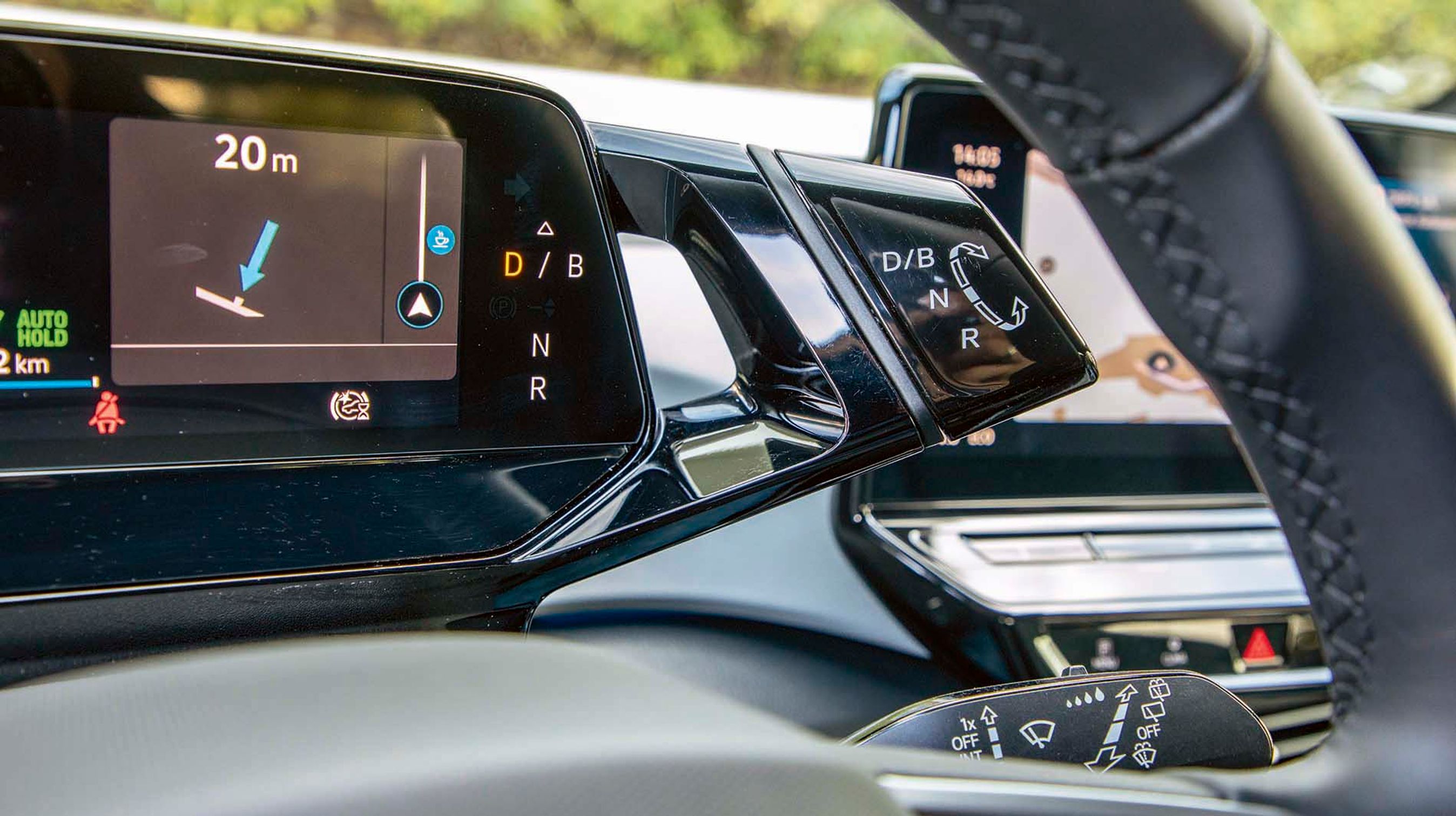 Det er nemt at betjene gearvælgeren, der er placeret som en vrider bag højre side af rattet. Man skal trykke på P-knappen for enden af vrideren, når køreturen er slut.