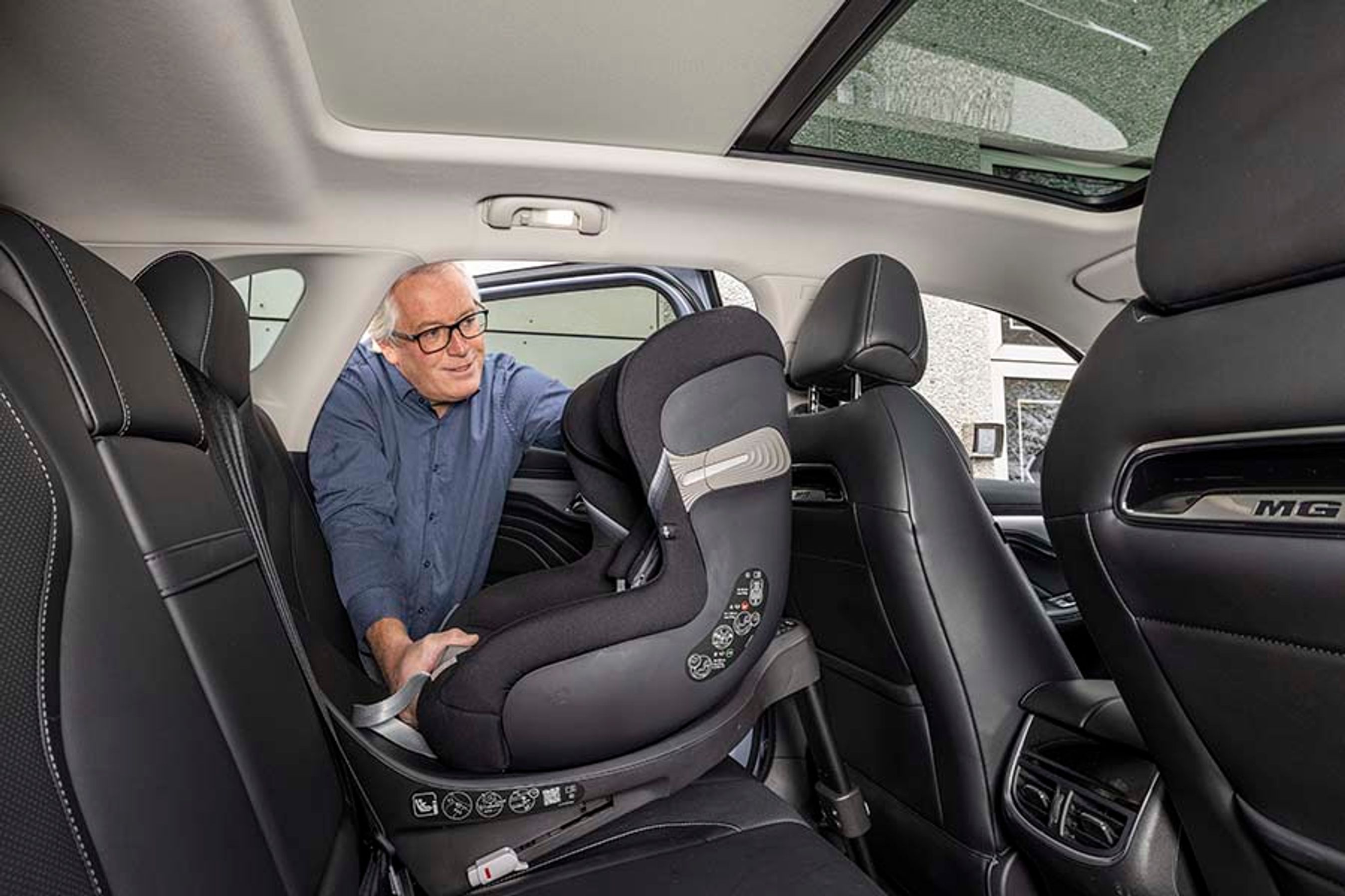 Der er isofixbeslag ved de to yderpladser ved bagsædet, og det er muligt at montere en bagudvendt autostol uden de store problemer.