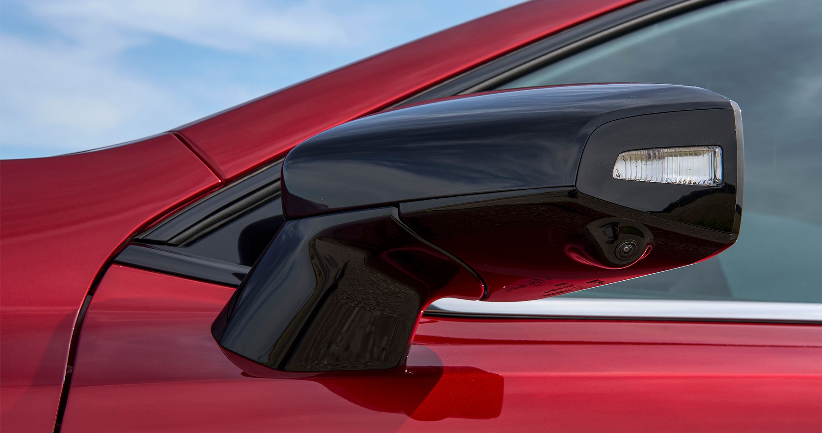 Der er kameraer hele vejen rundt på bilen, og det betyder, at man kan se et fint 360-graders billede af bilen på den store skærm, når man f.eks. skal bakke eller parkere.