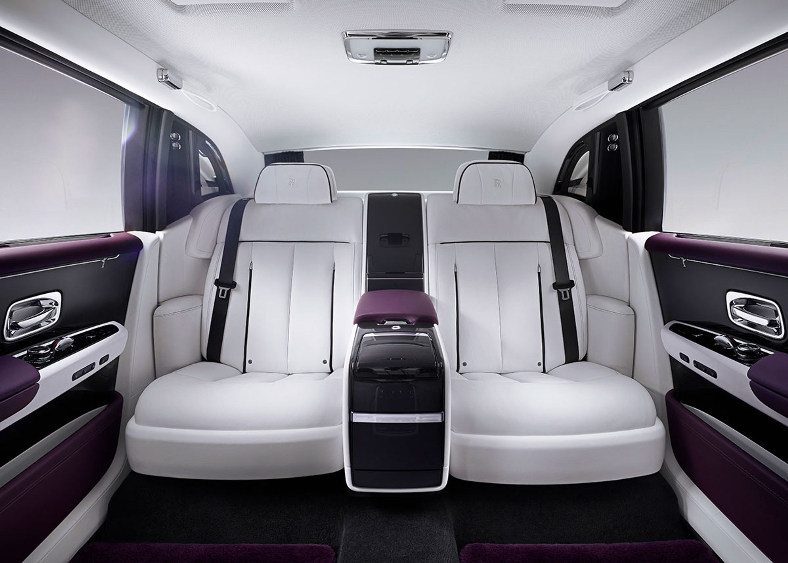 Det er bagsædet, det drejer sig om i en Rolls-Royce. Her er det den overdådige luksus og plads i den forlængede udgave.