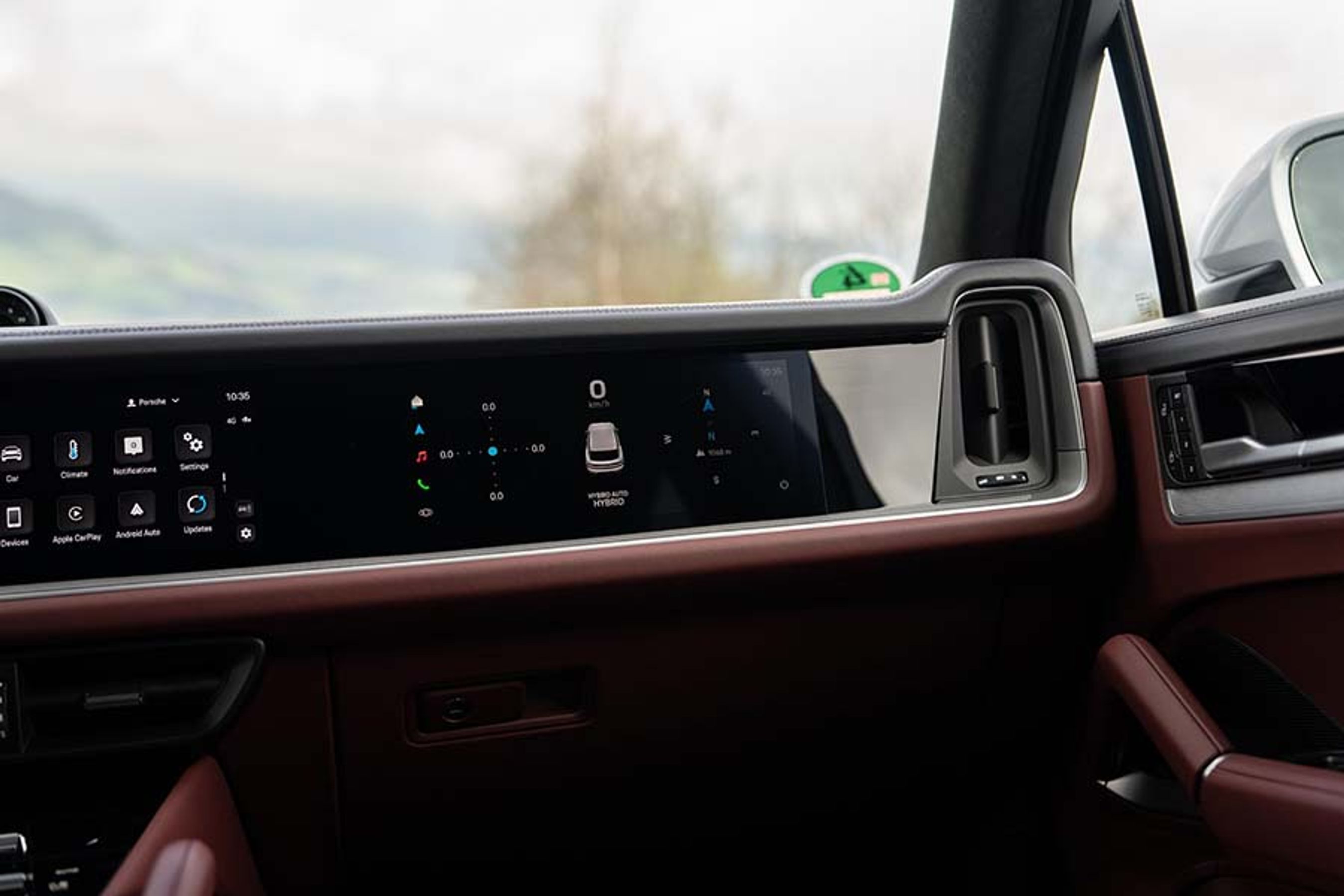 Helt til højre på instrumentbordet kan man tilkøbe en ekstra skærm, der kun kan ses fra passagersædet. Her kan passageren se film, styre musikken eller følge med i bilens køredata.