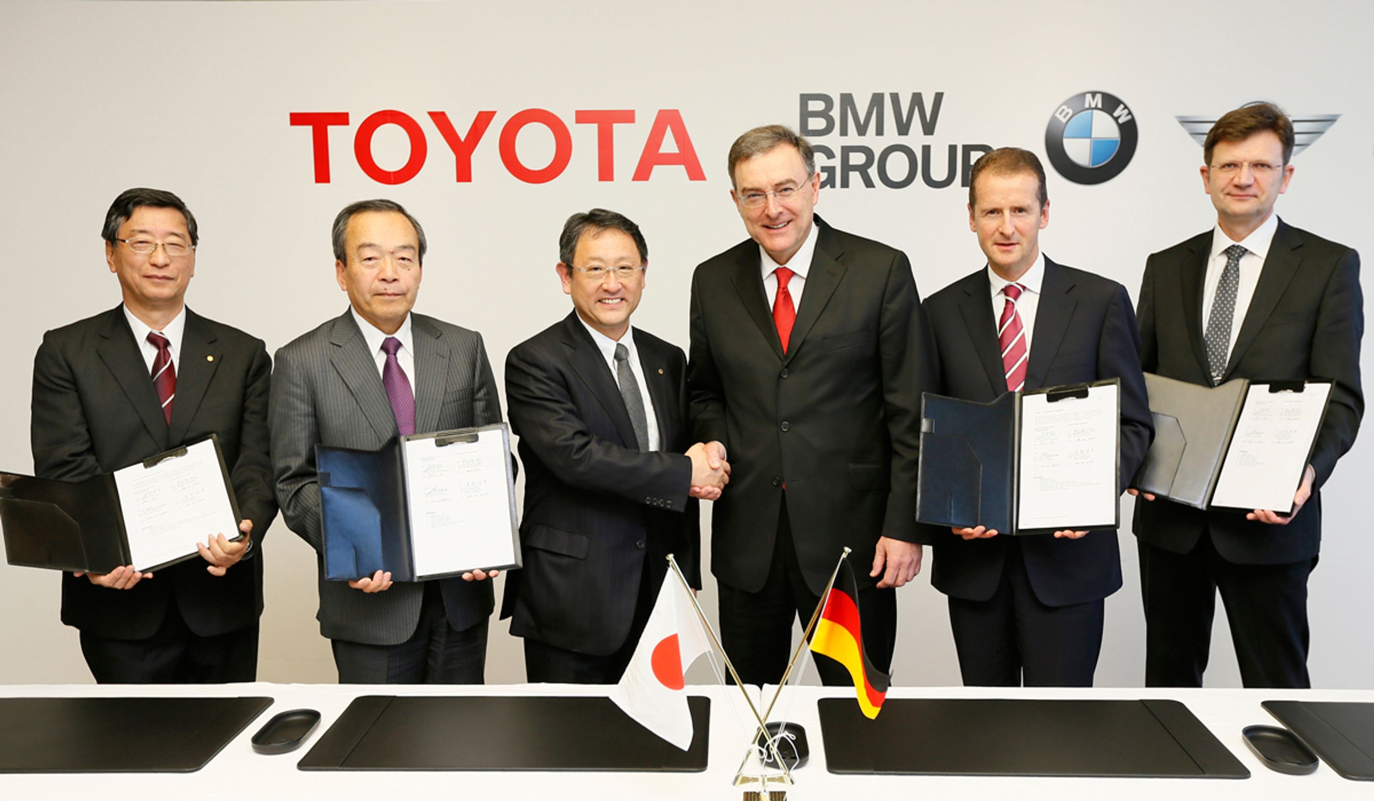Topfolk fra BMW og Toyota forsegler brintaftalen, der også handler om batterier og en fælles sportsvogn.