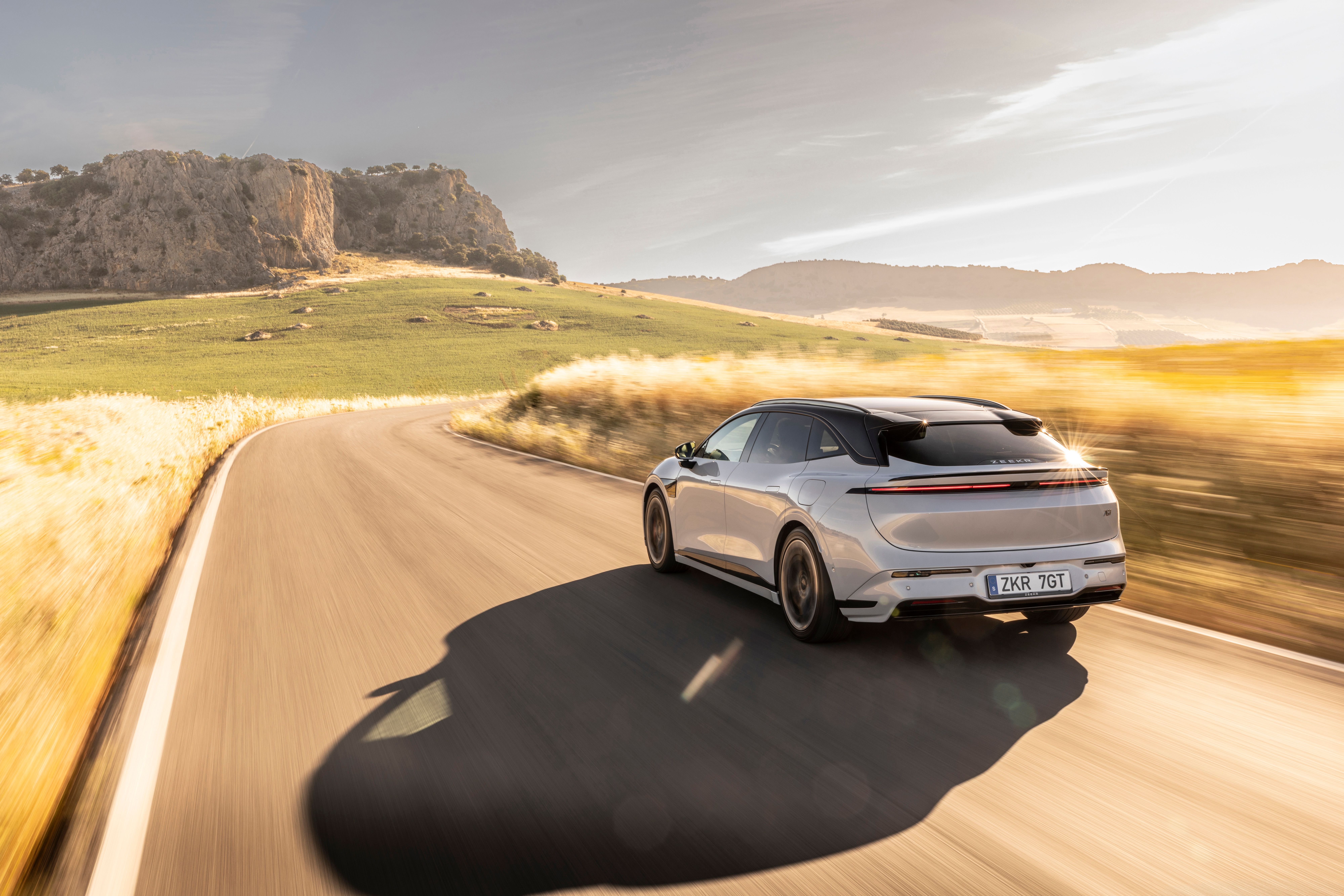 2026 Zeekr 7GT Privilege AWD i sølv set bagfra på landevej. 