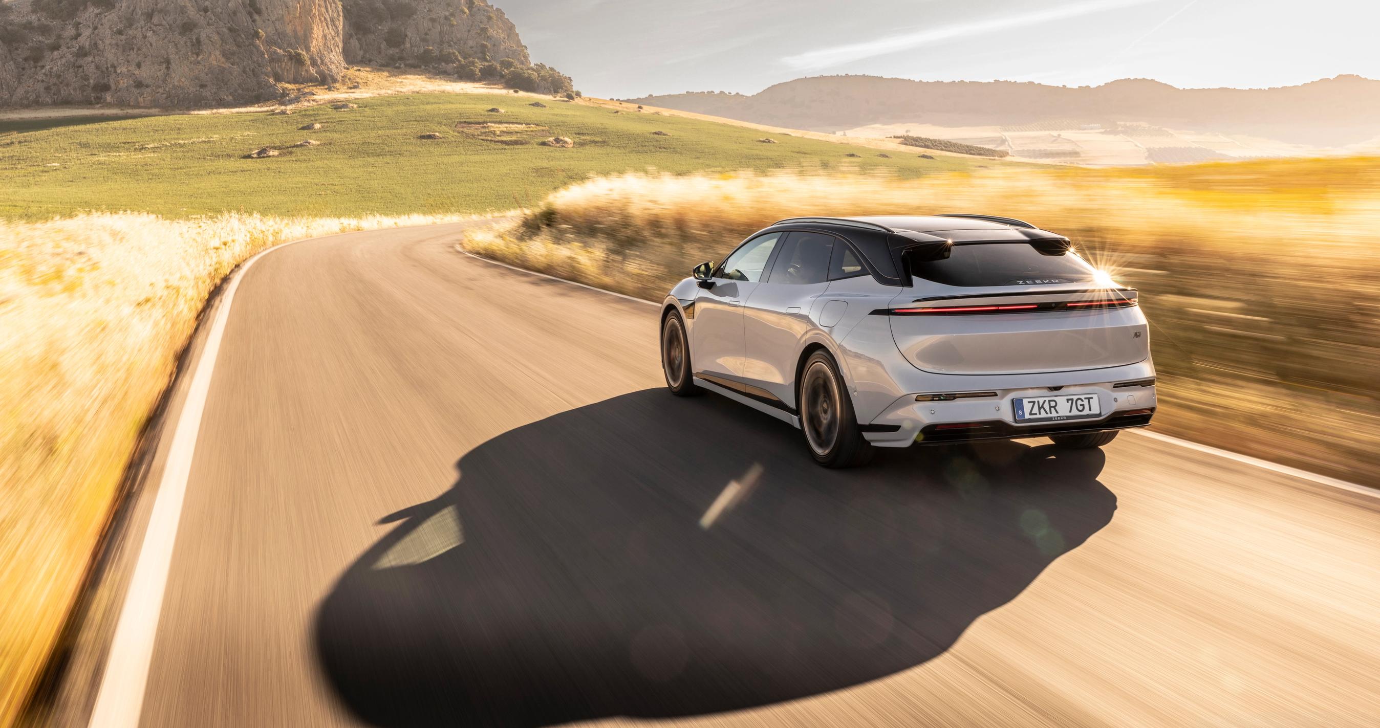 2026 Zeekr 7GT Privilege AWD i sølv set bagfra på landevej.