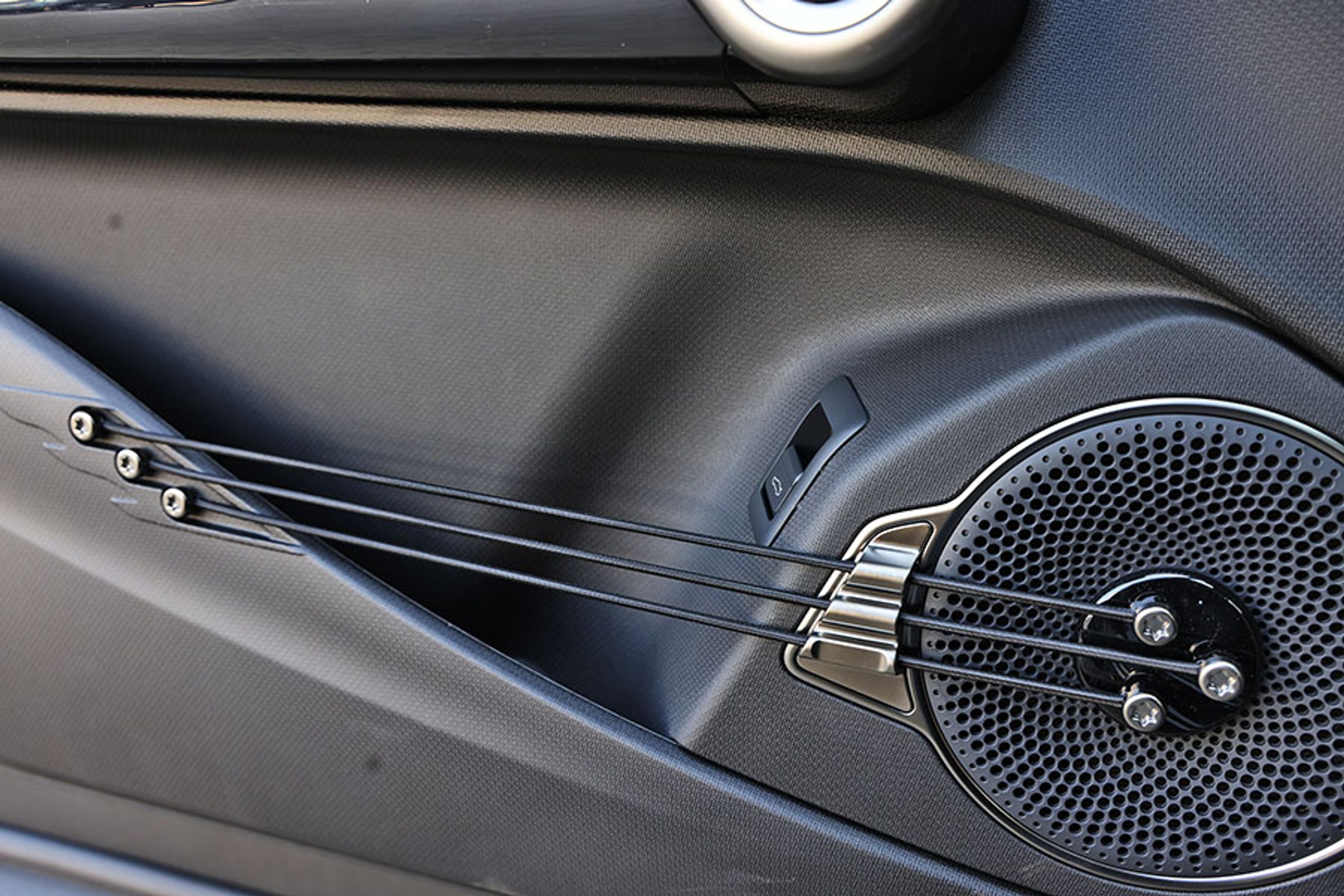 Strengene i dørene er fortsat i alle fire døre. Ærgerligt at BYD ikke havde droppet dem på bagdørene, hvor de lokker børn med hang til at spille lidt musik på køreturene. Farven er skiftet fra rød til sort. 