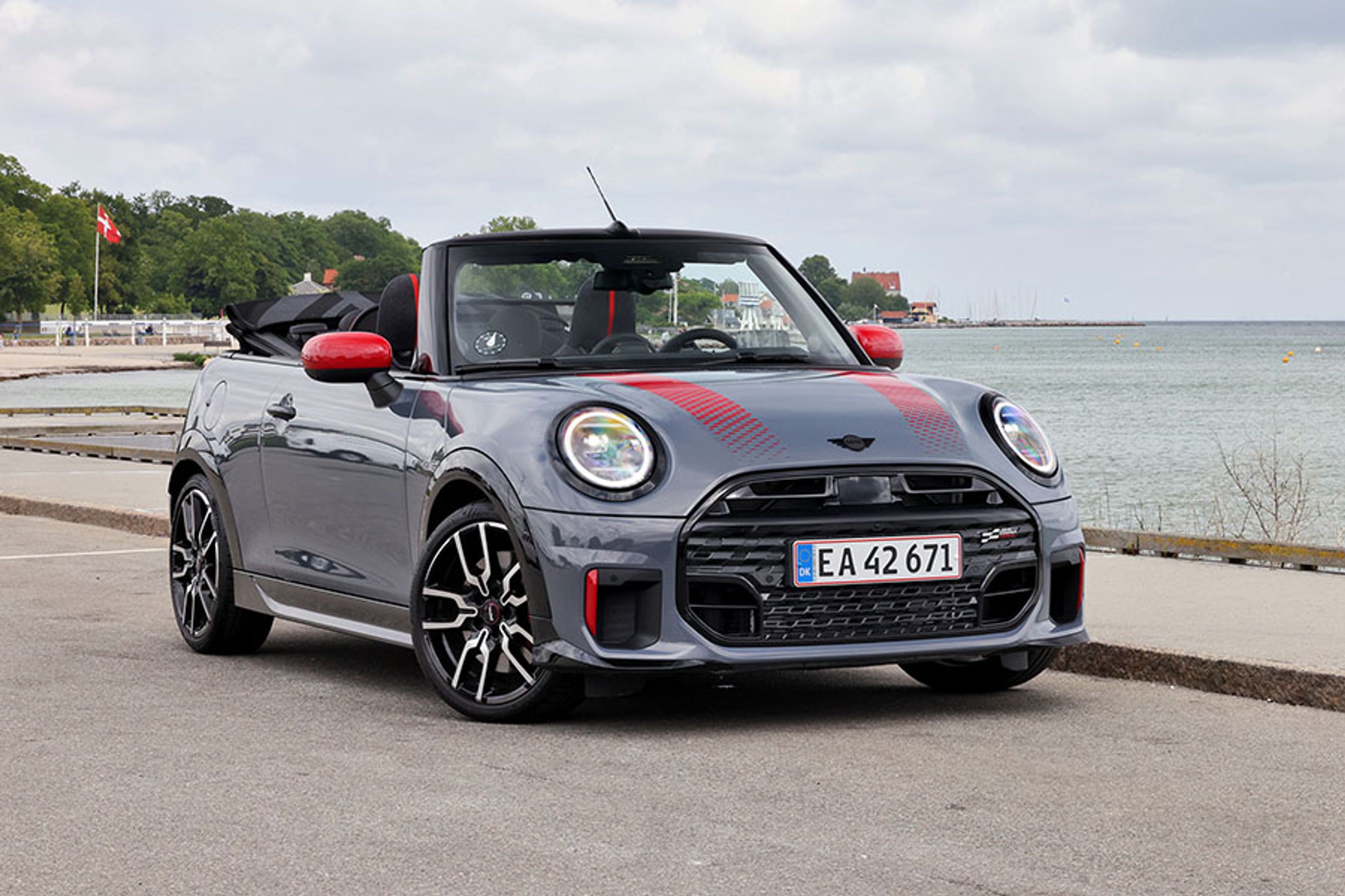 I forhold til modellen fra 2009 er der ikke sket meget, men nu er forlygterne af den nyeste LED-generation, ligesom JCW-trimmet pepper bilen gevaldigt op.