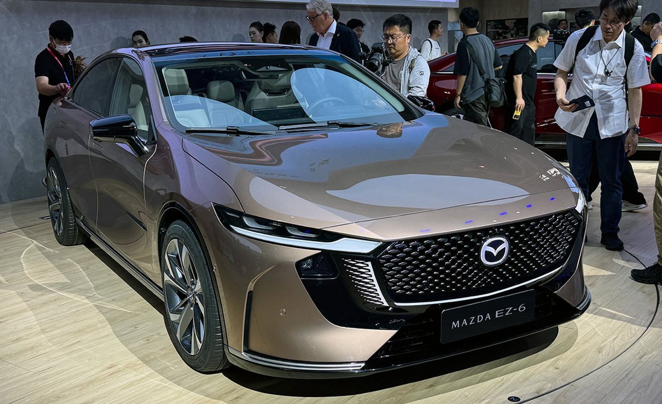 Mazda'en skråt forfra.