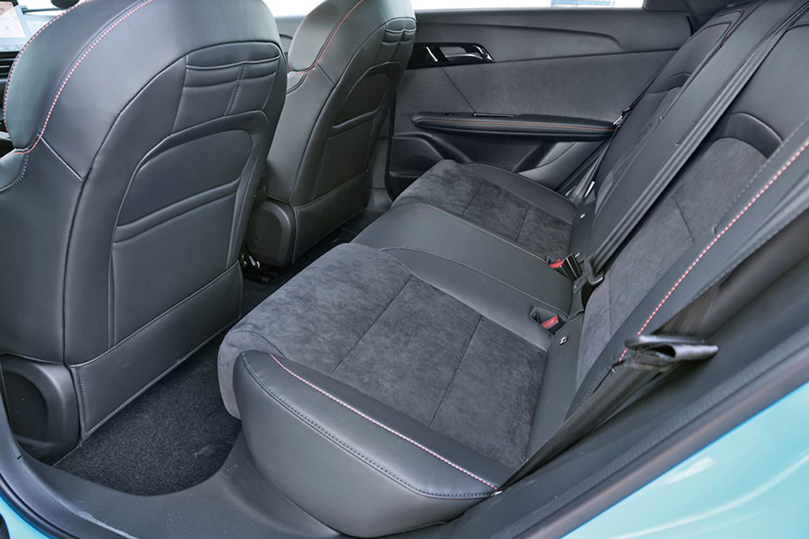 Der er fin plads i MG 4, og i XPower-udgaven får du delvis alcantaraindtræk. Det giver lidt bedre sædekomfort end med standardsæderne.