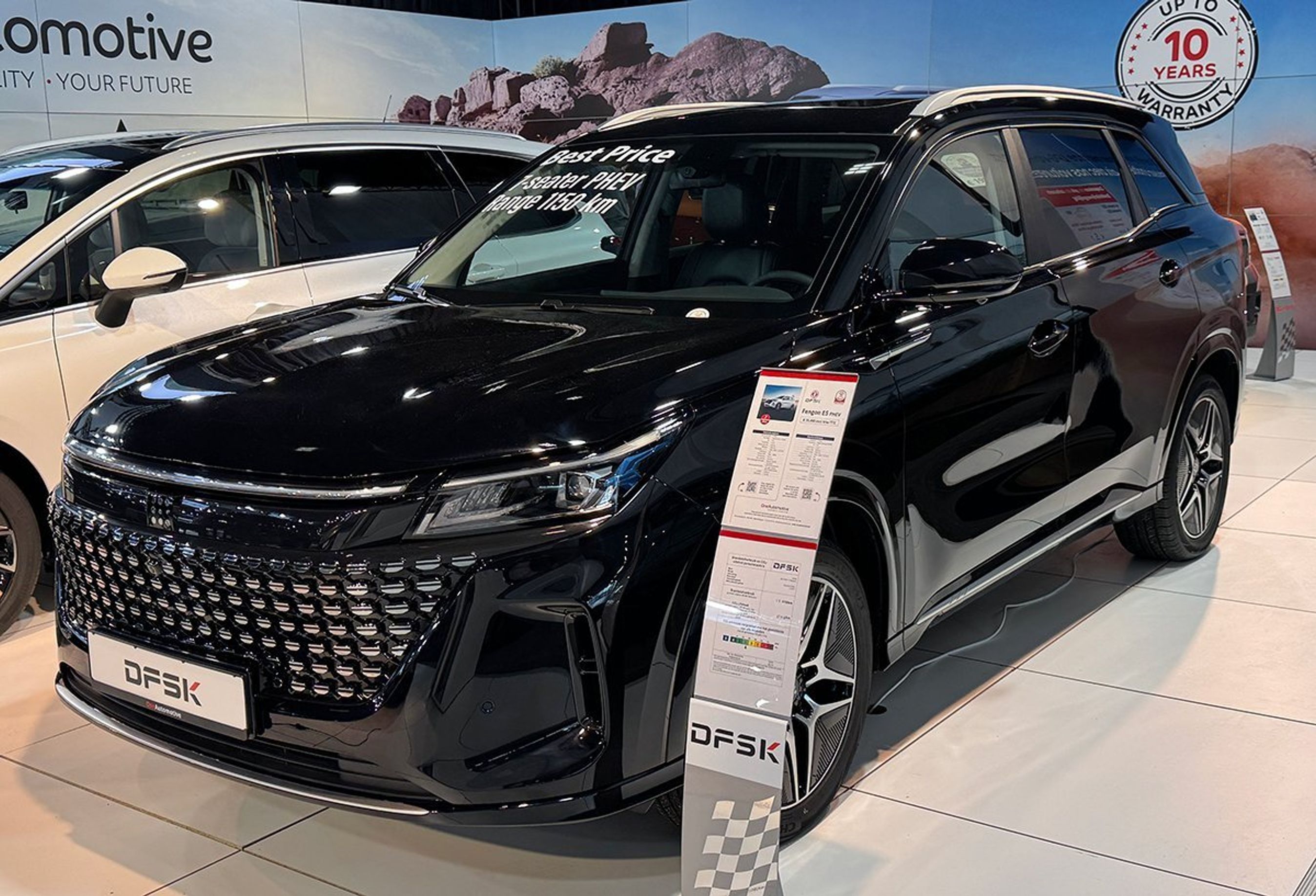 Sort Navor E5 forfra på udstilling.