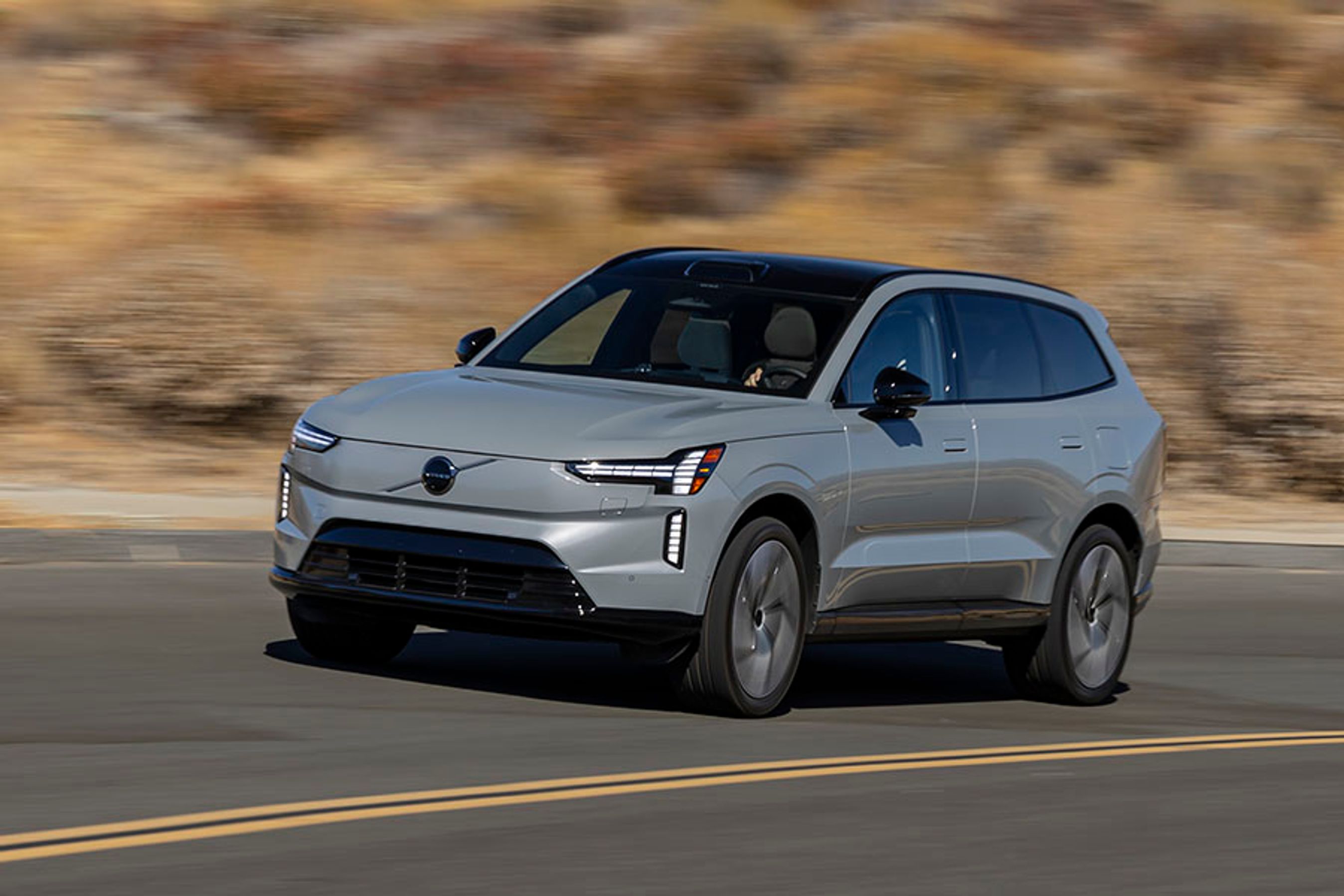 EX90 kommer i første omgang kun i firehjulstrukne udgaver, og her er det topudgaven Performance med 517 hk og en pris på lige over en mio. kroner.