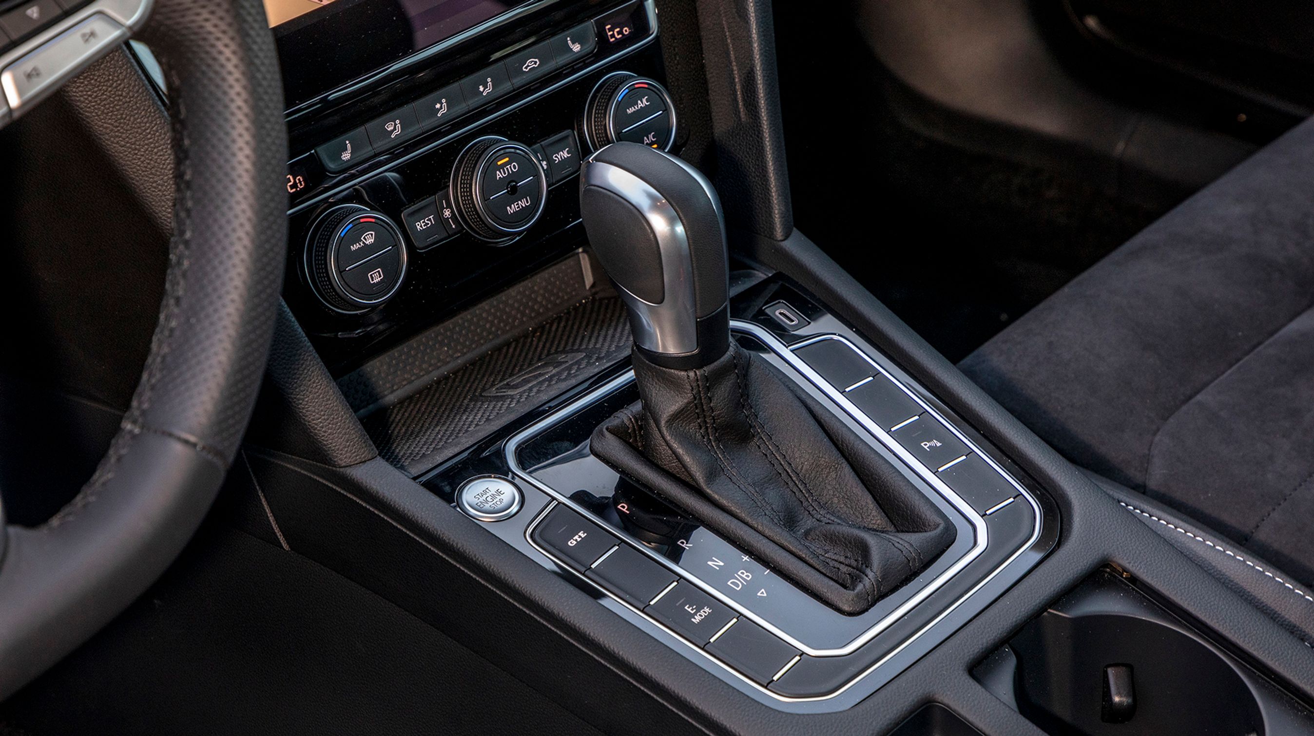 Gearstangen er af den gammeldags type, hvor man selv skal sætte den i ’P’, når turen er slut.