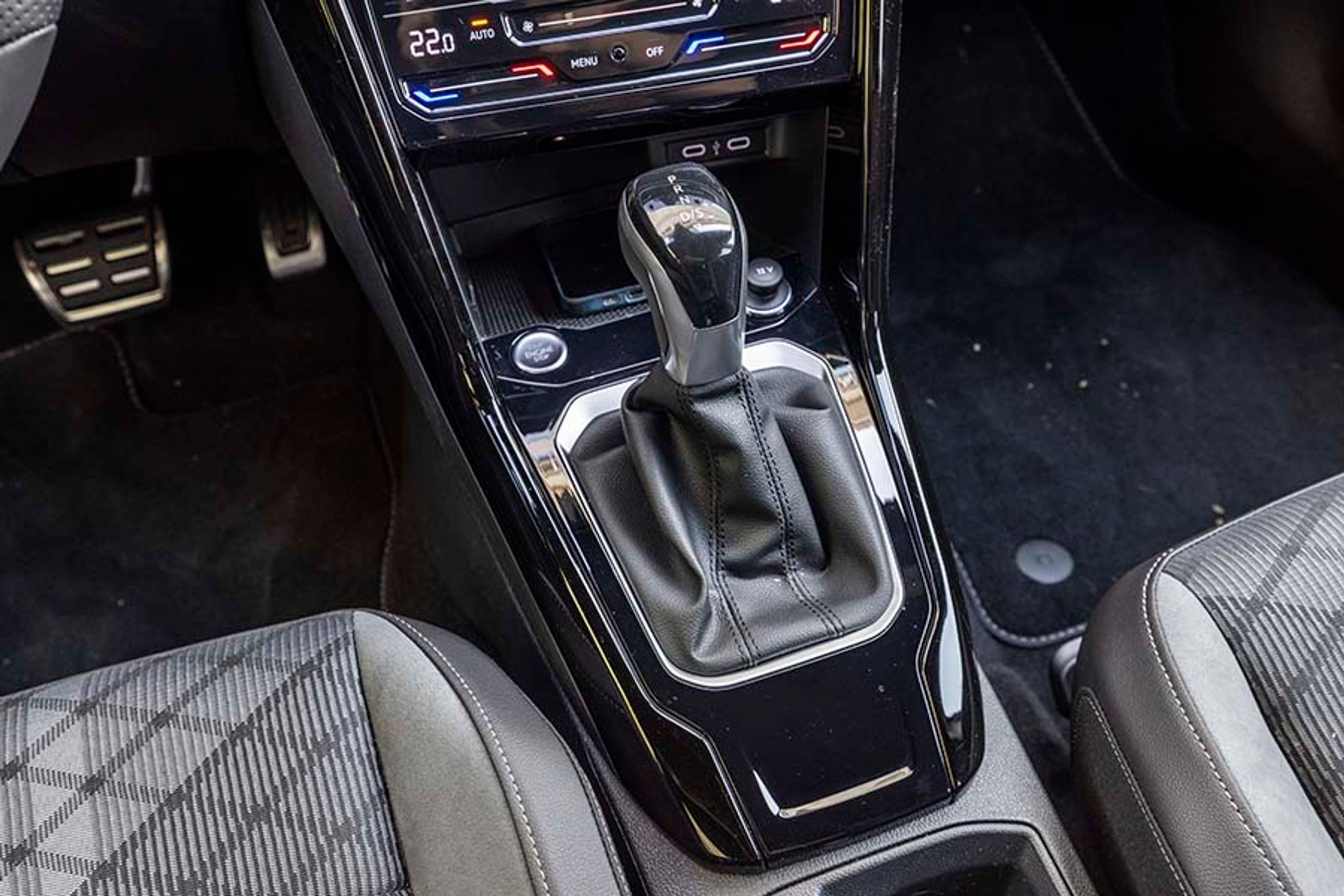 Gearskiftene fungerer optimalt, men tilkoblingen i første gear kan afstedkomme, at man kommer lidt aggressivt fra land. Den store gearskiftekulisse kan ikke automatiseres, så du skal sætte den i P efter hver køretur, bilen gør det ikke for dig.