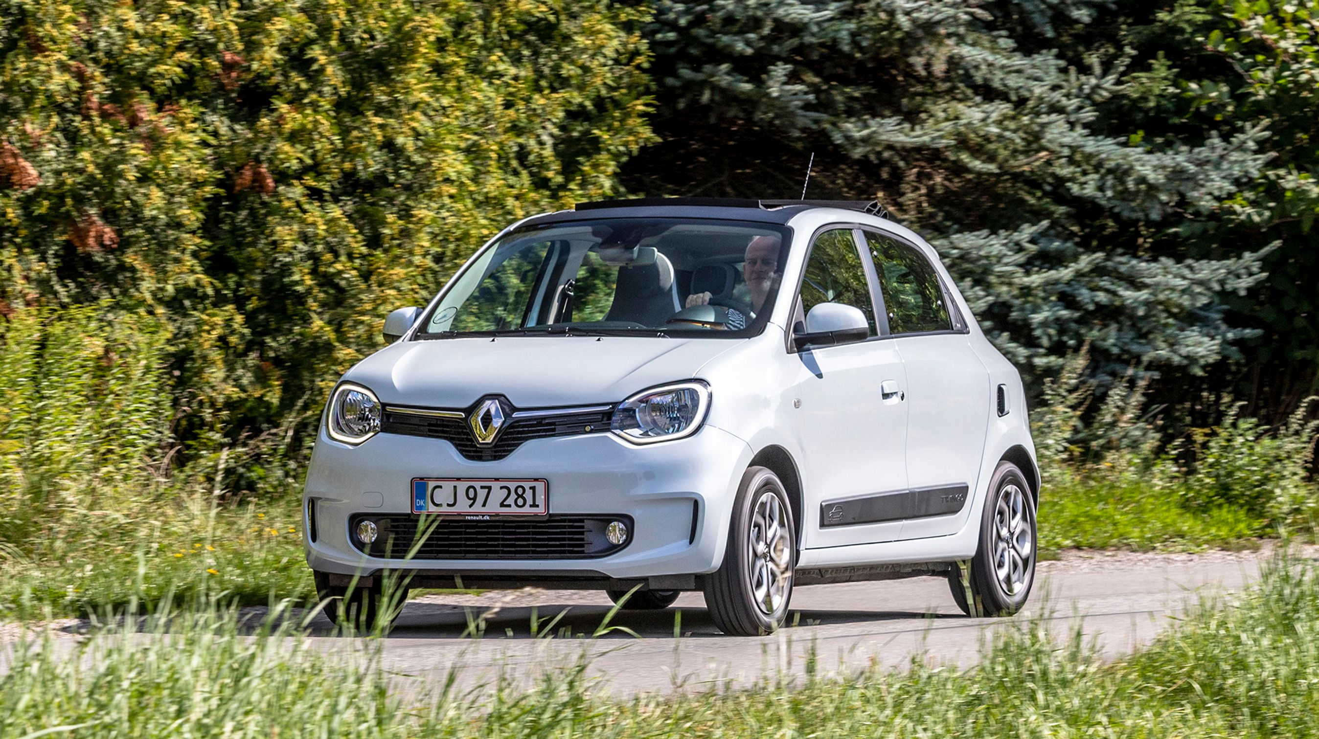 Der er LED-kørelys på Twingo, hvor den tredje generation kom på markedet i 2014. Du kan se luftindsugning til hækmotoren over venstre baghjul.