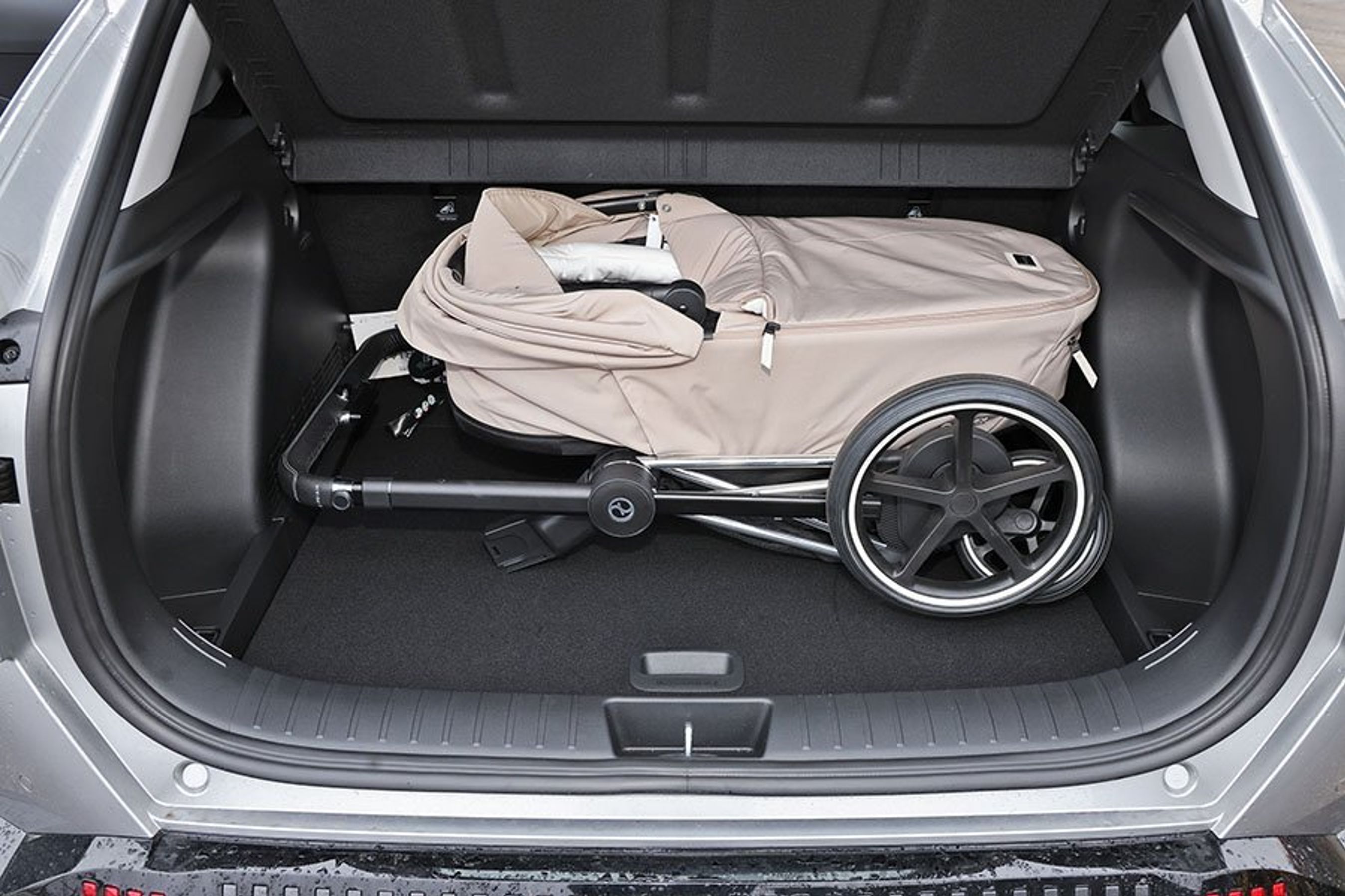 Barnevogn i bagagerummet på en Hyundai Kona