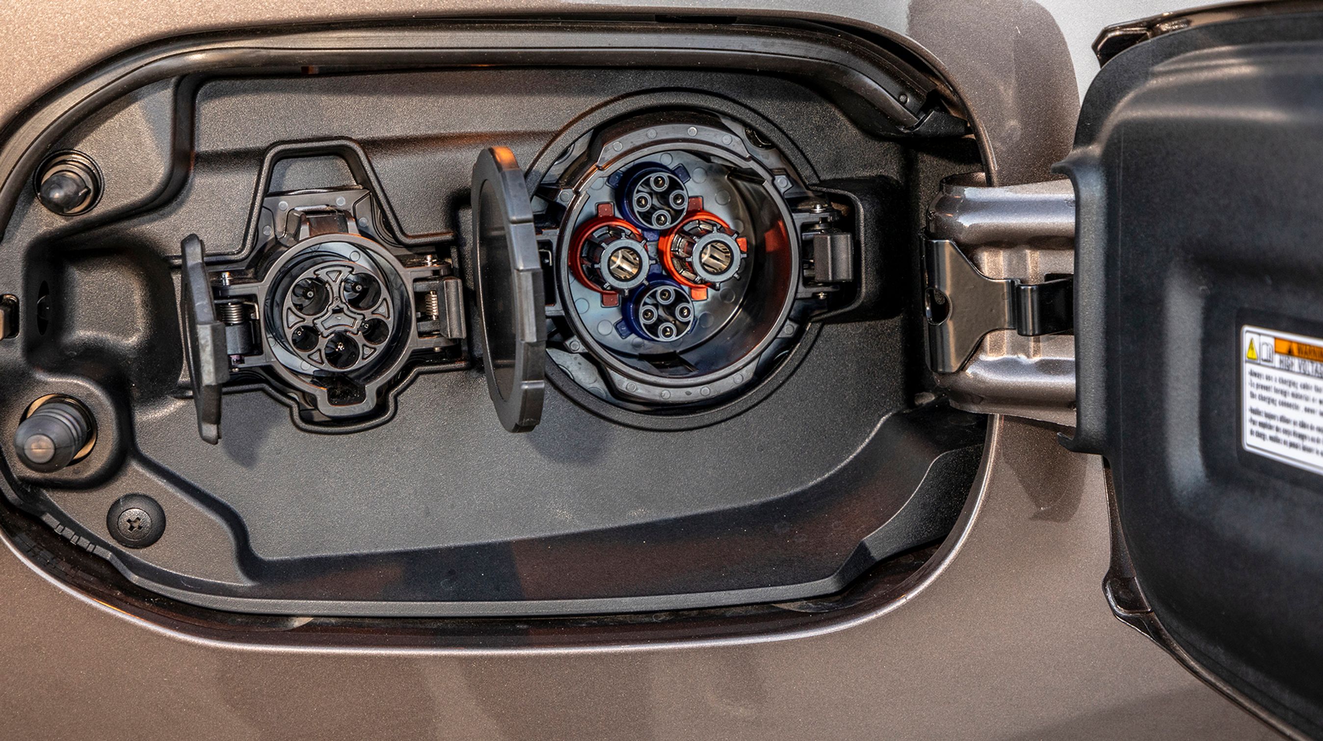 Ladestikket er lidt utraditionelt enten et Type-1 stik eller et ChaDeMo-hurtigladestik. 