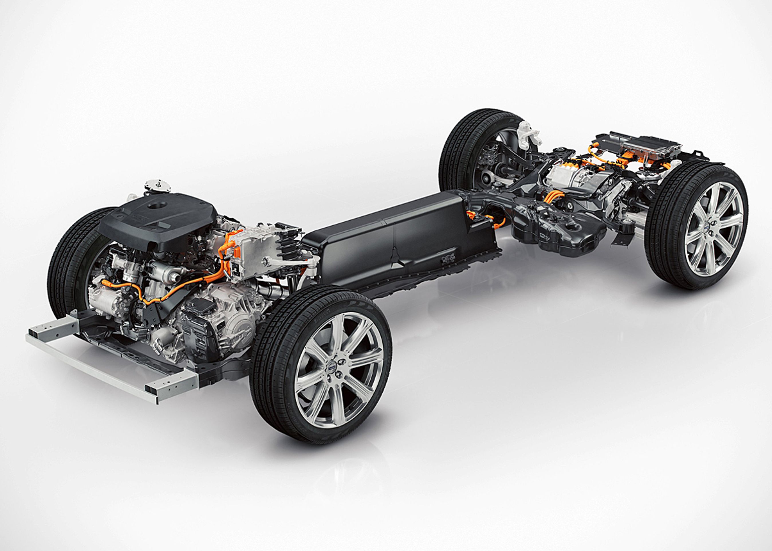 Der er enorm mængde teknik under karrosseriet på den nye Volvo XC90 som opladningshybrid. elmotoren anes ved bagakslen, batteriet sidder på langs, mens det orange er højspændingskabler.