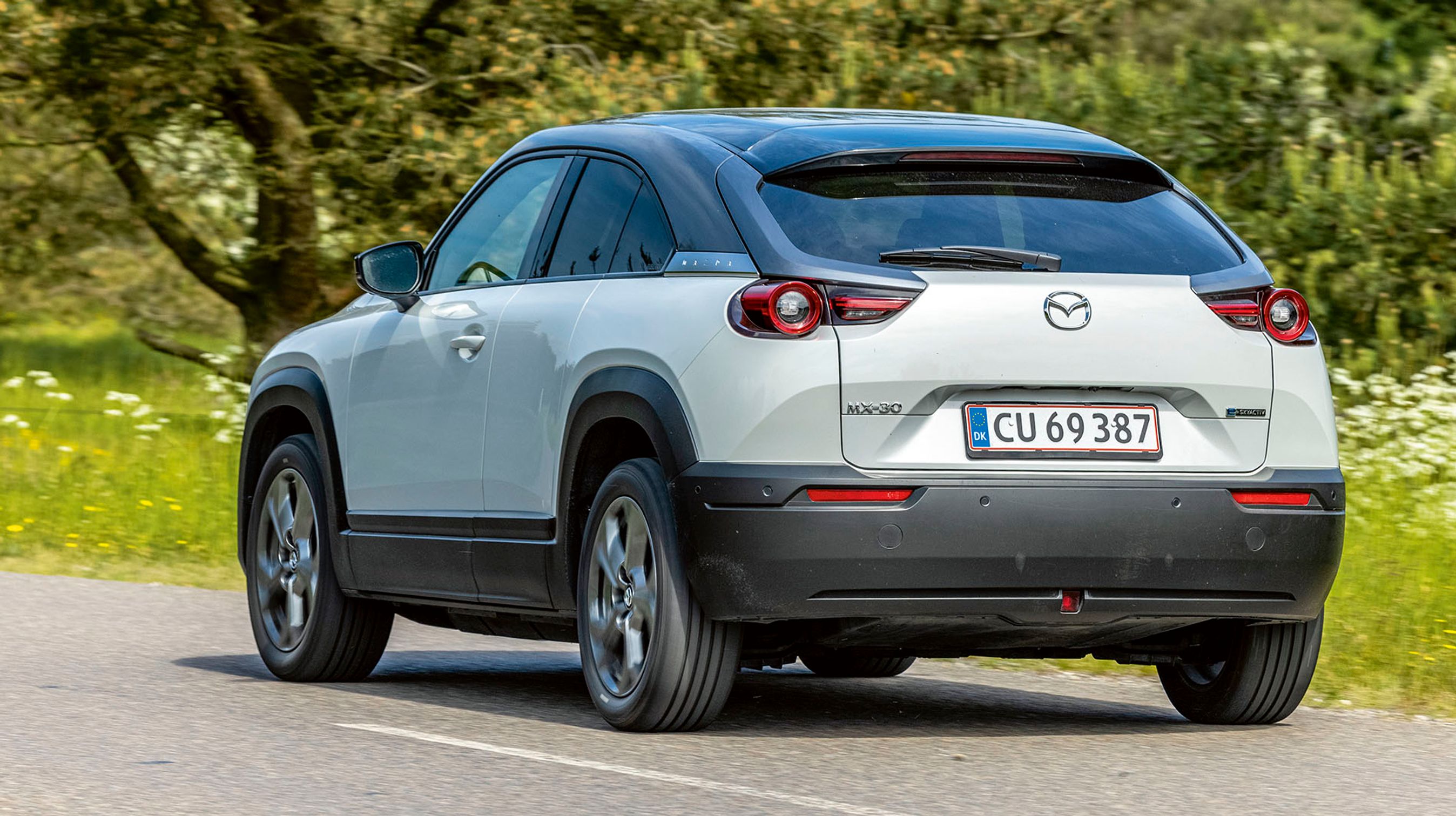 Mazda MX-30 er en sjovt udformet elbil. Den er høj som en SUV, har en coupé-lignende bagende, og bagdøre, der nærmeste er gemt i linjerne.