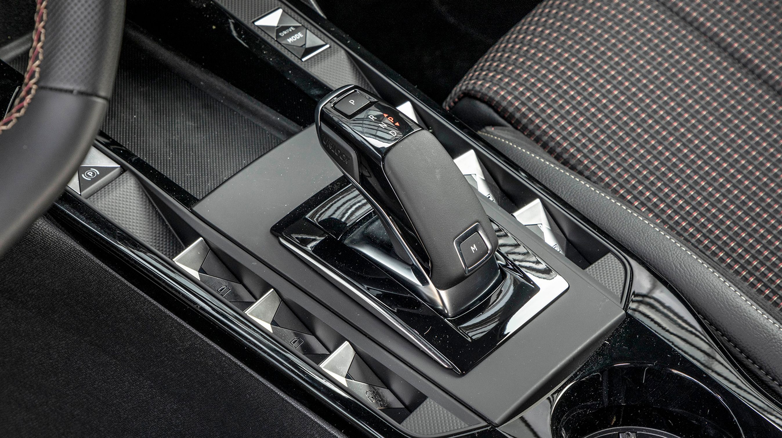 Automatgearet fås kun med en kraftigere motor, dermed skal du betale 45.000 kr. mere end basismotoren, for at slippe for at skifte gear. Fingrene kan komme lidt i klemme, når man vil i bakgear. 