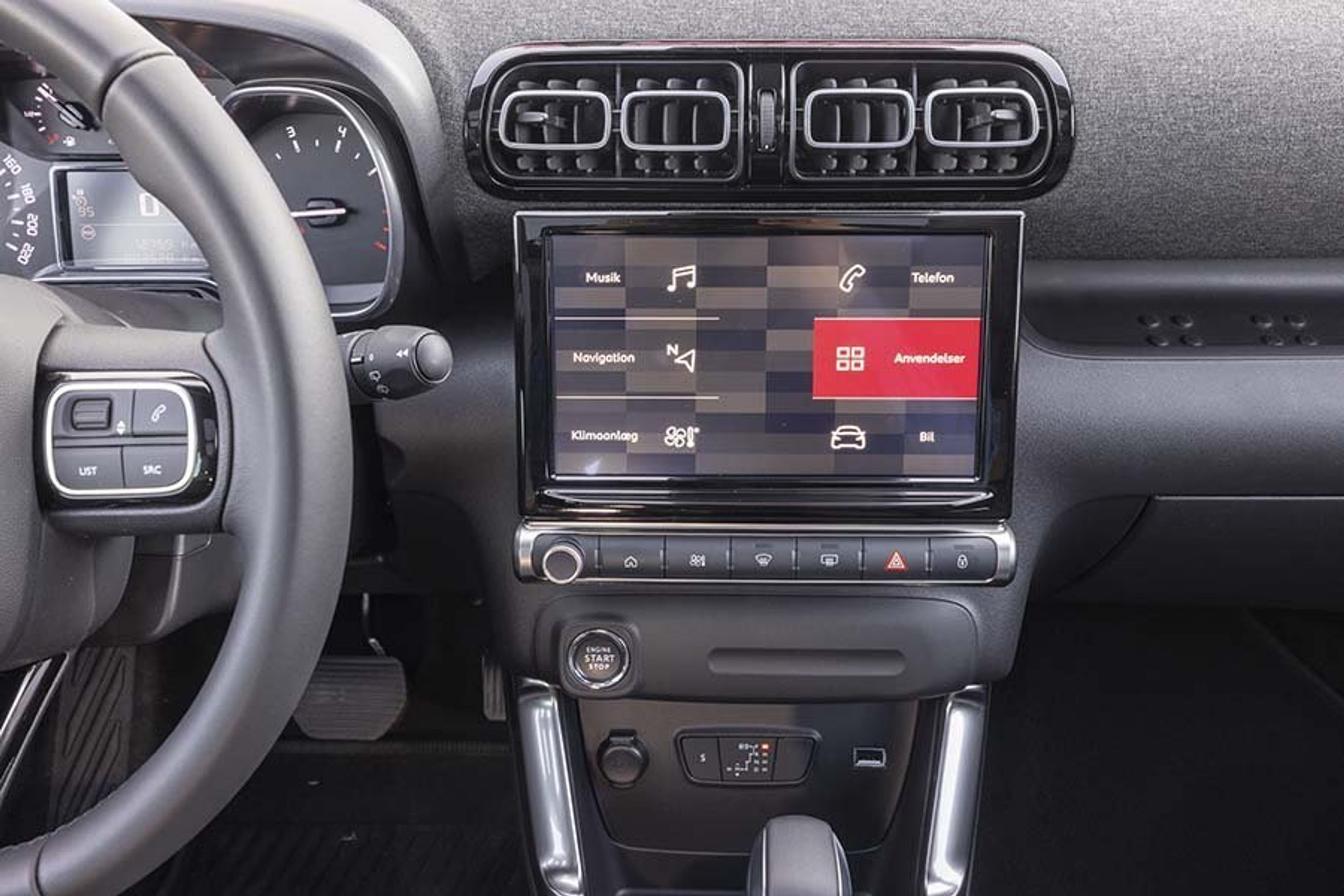Topmodellen har en 9”-trykfølsom skærm med navigationsanlæg.