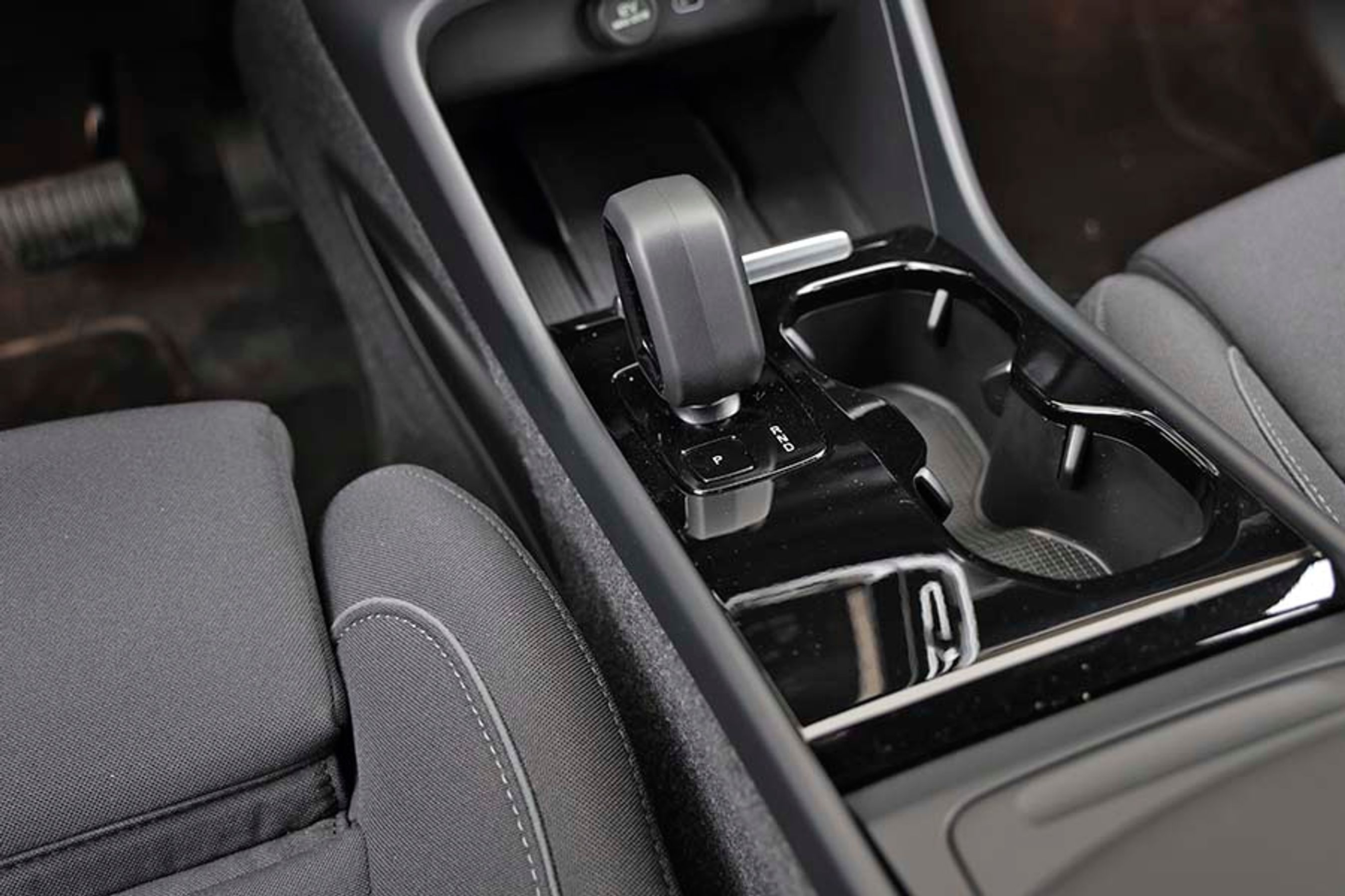 Der er god fralægningsplads omkring føreren og kopholdere i en fornuftig størrelse. Gearvælgeren er let tilgængelig og nem at betjene. 