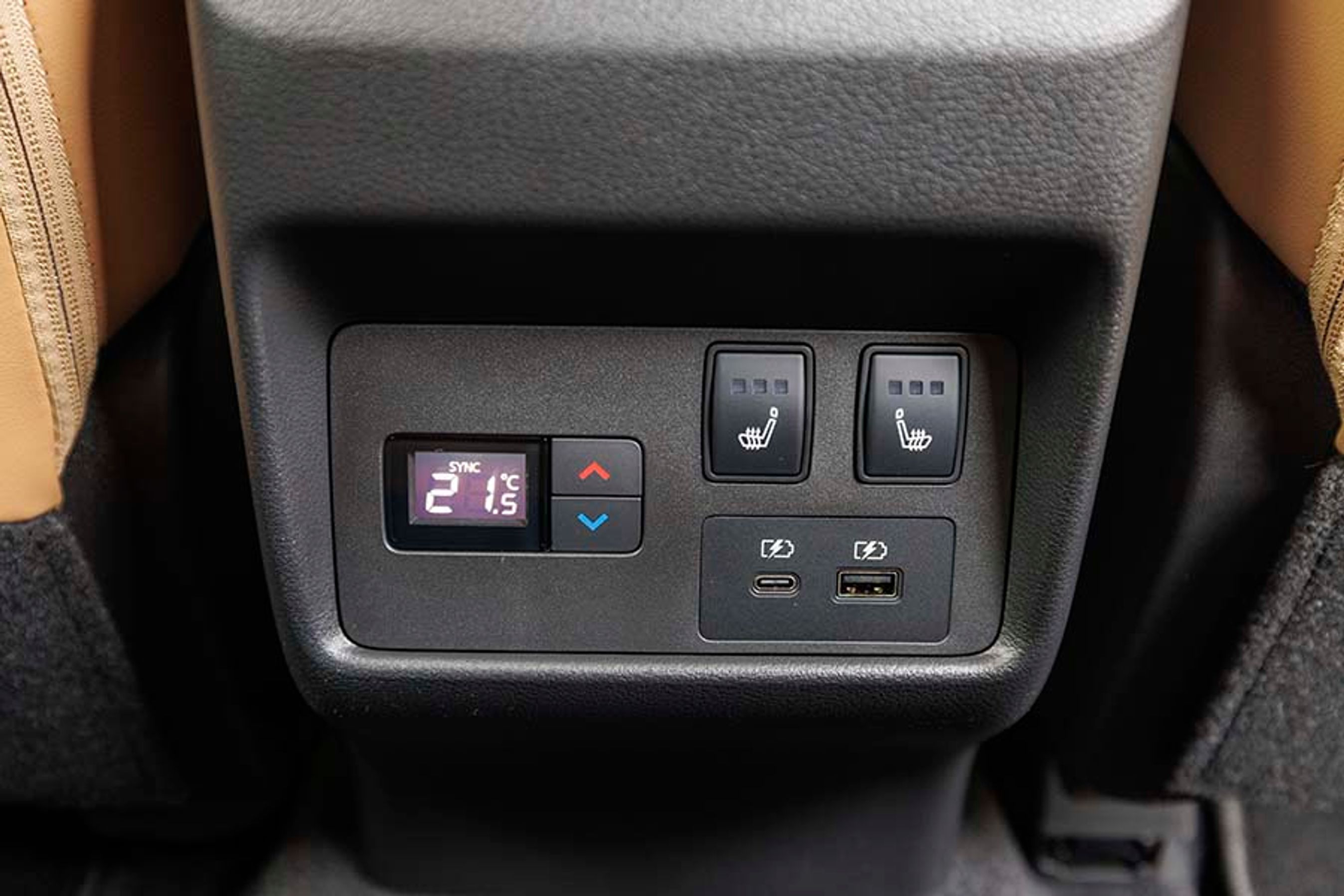 Fra et betjeningspanel mellem forsæderne kan man indstille den ønskede temperatur til bagsædet, ligesom man kan aktivere elvarmen i bagsædet. Der er desuden to USB-C-strømudtag.