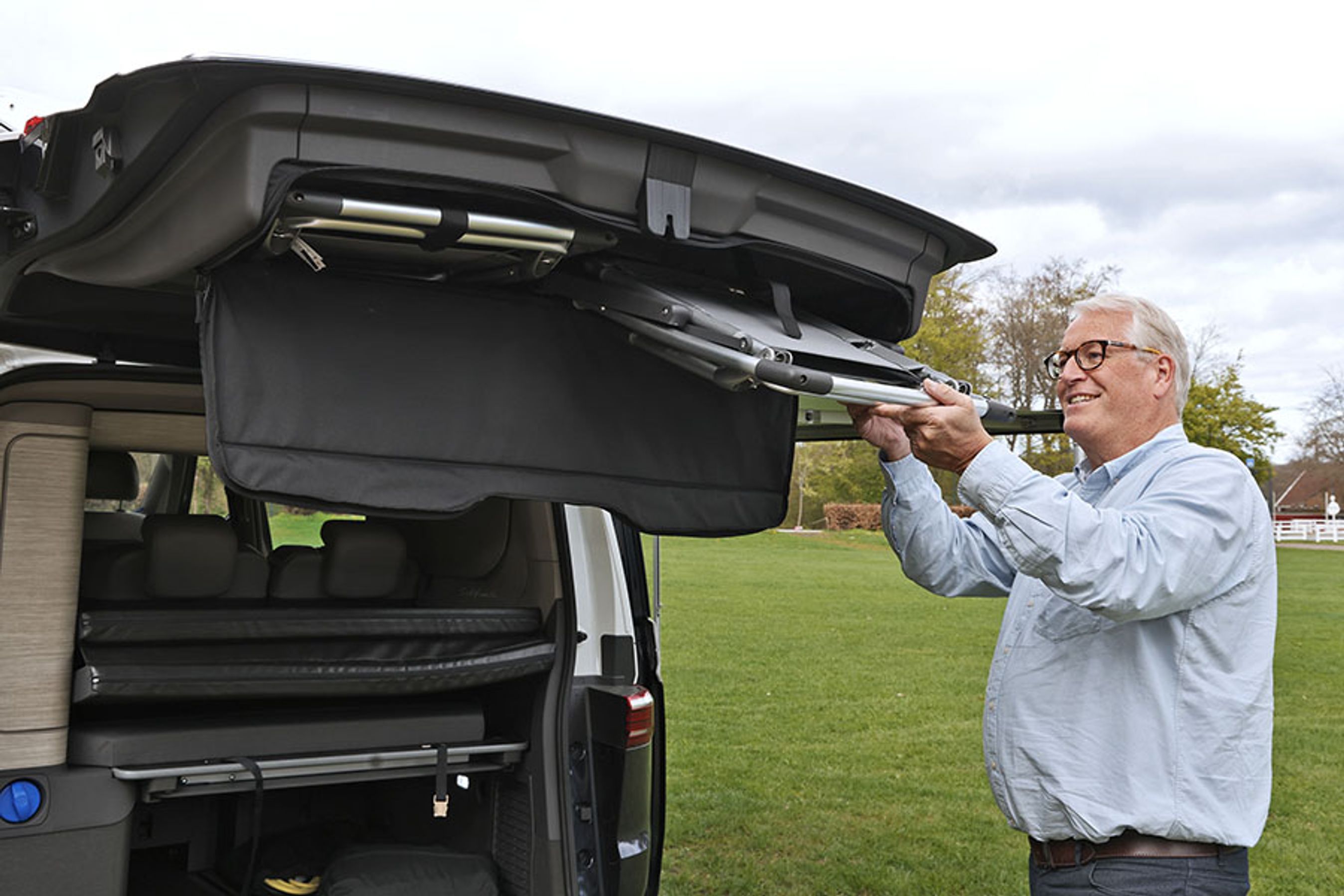 Der er indbygget to campingstole i bagklappen. Det er en smart løsning!