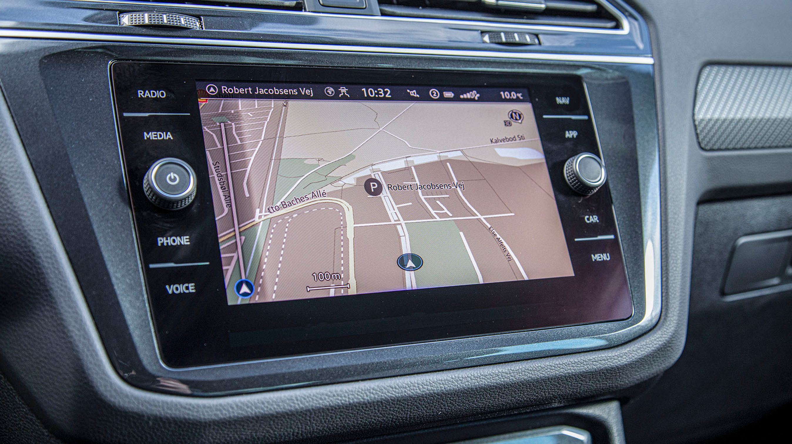 Alle versioner har navigation som standard. Hvis man ønsker den store skærm, koster det ekstra.igste udgave koster det kun 4.000 kr.