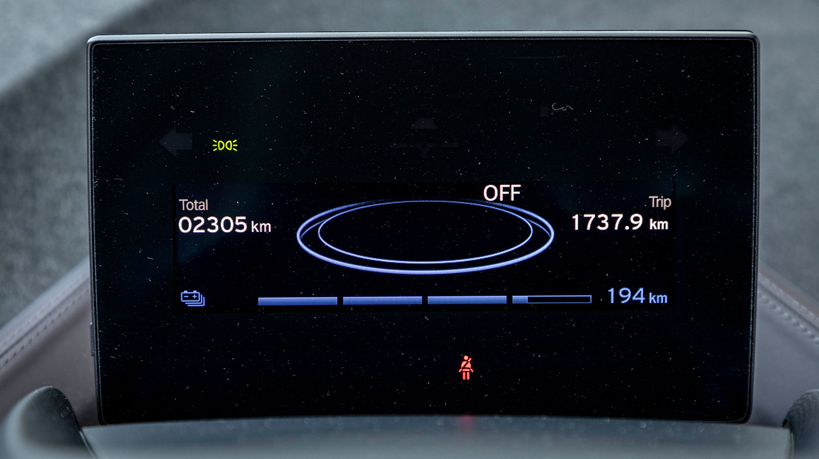 En lille skærm bag rattet gør det ud for instrumenthus. Den er let at aflæse, og man kan bl.a. holde styr på rækkevidden.