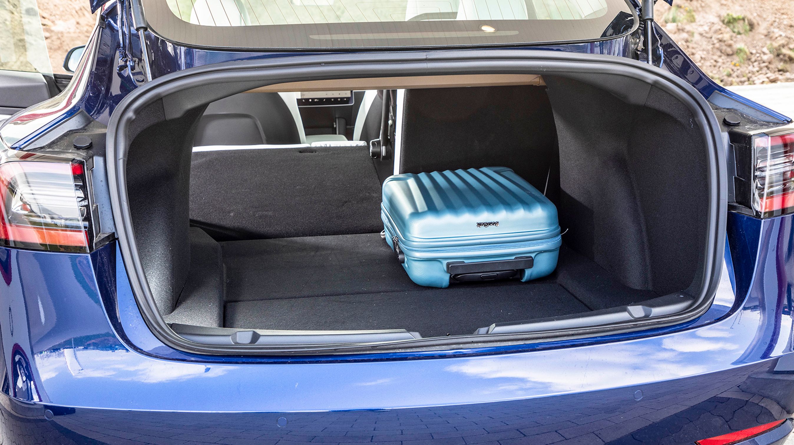 Tesla Model 3 har to bagagerum, og de rummer i alt 542 liter. Bagtil er der et ekstra rum under gulvet, og bagsædets ryglæn kan let fældes forover. 