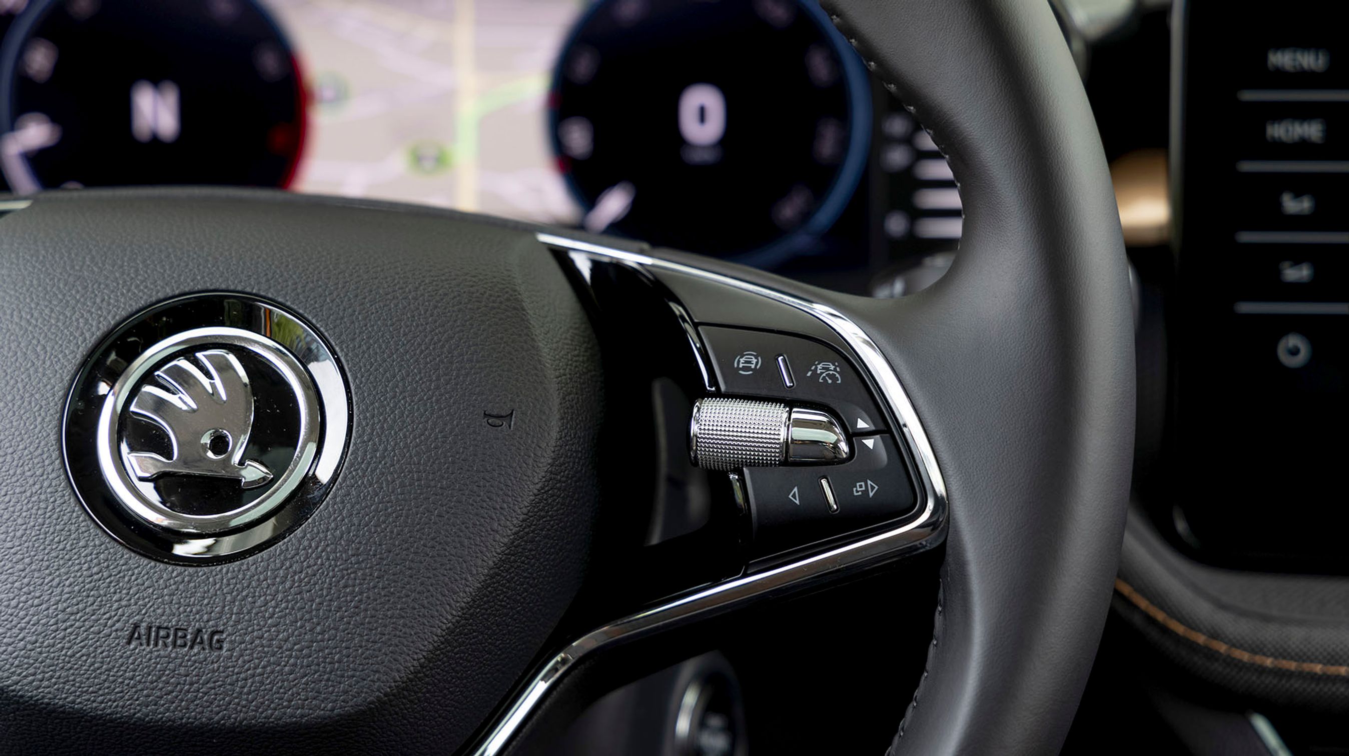 Fra rattet styres sikkerhedssystemerne, herunder den meget velfungerende travel assistent, der dog er ekstraudstyr. Selve fartpiloten styres fra en konsol bag venstre side af rattet.