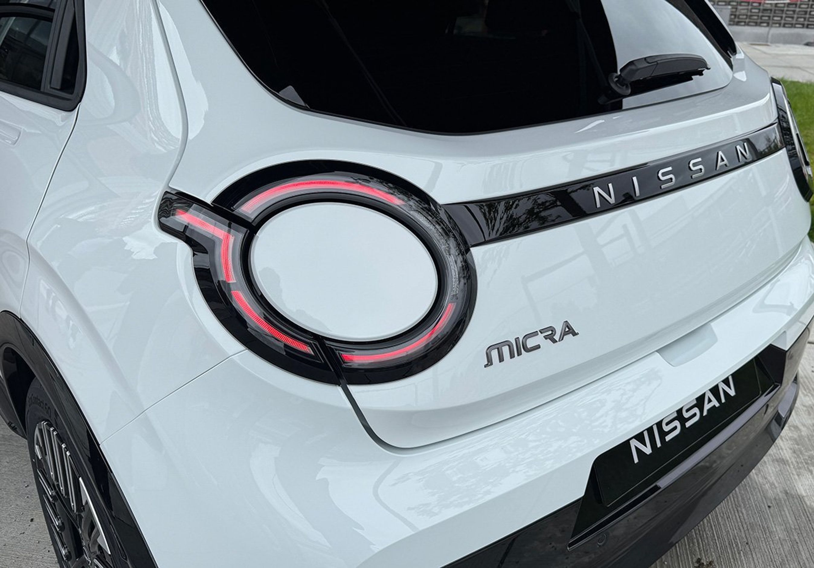 Rund baglygte på Nissan Micra.