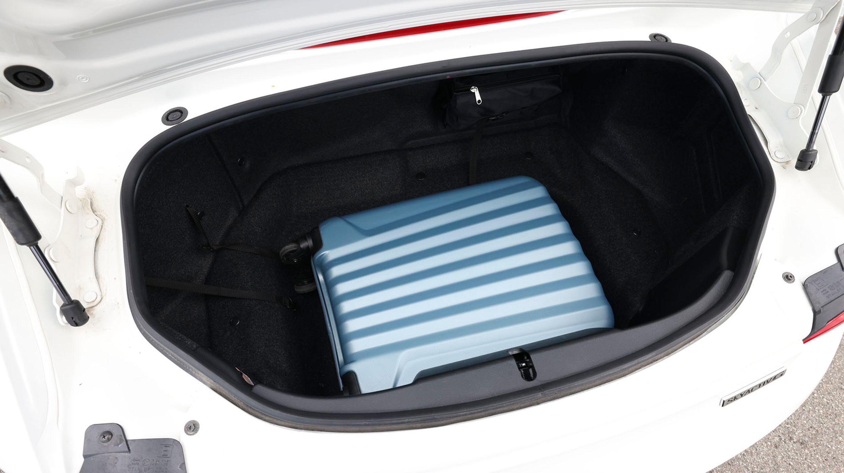 130 liter er ikke meget bagagerum, og det er klart et problem, hvis man vil bruge bilen til lange ferieture. Vi kan anbefale at pakke i bløde tasker og evt. poser for at udnytte pladsen bedst muligt. Kufferter i hård plast er ikke optimale.