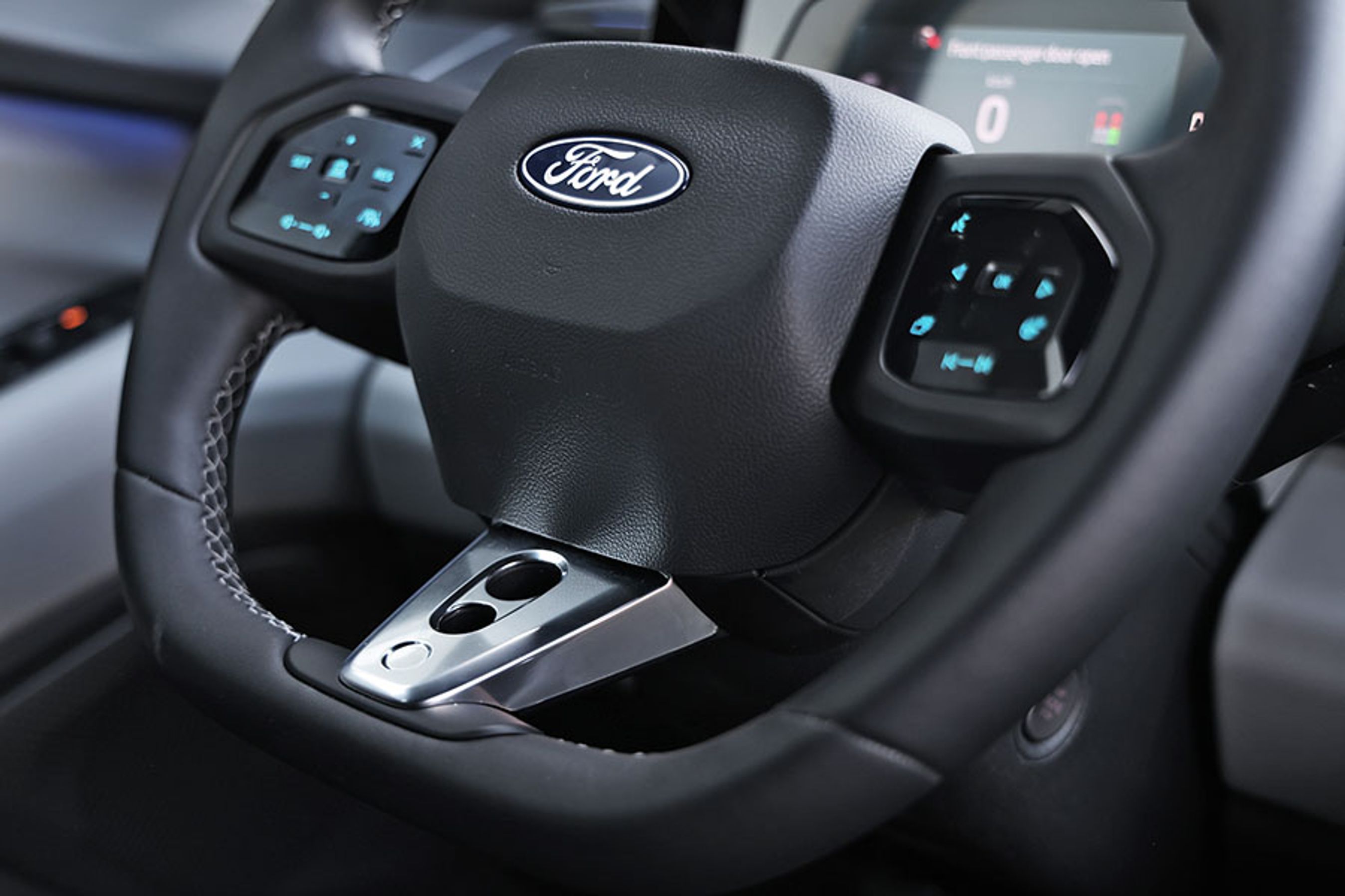 Rattet er sportsligt udformet med en flad underside og smarte alu-lignende detaljer.