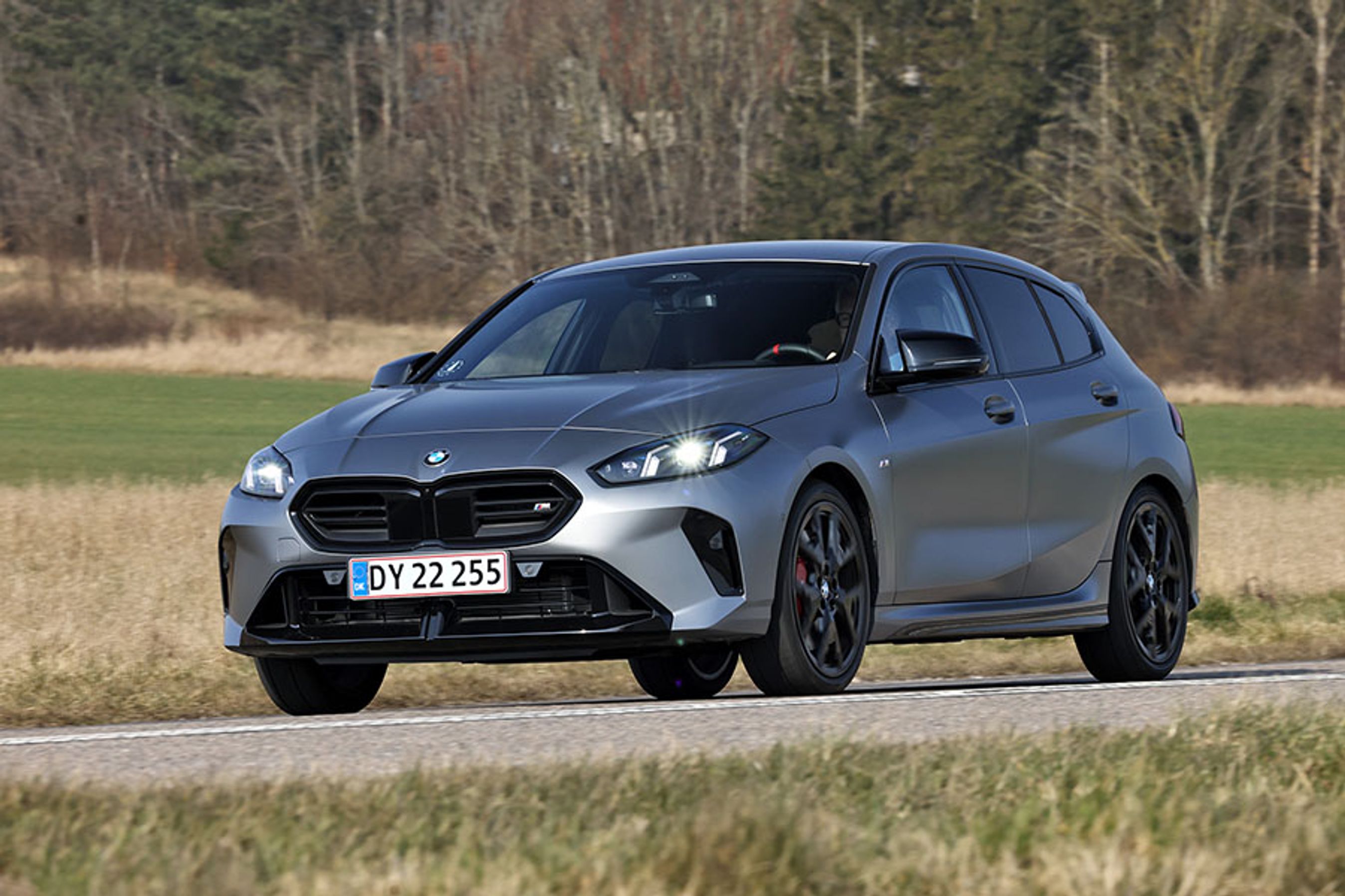 Selvom designet minder meget om forgængeren, så kalder BMW det den fjerde generation af 1-serien. Den kommer kun i et karrosseri med fem døre, og vil du have coupé-former, skal du se mod 2-serien.