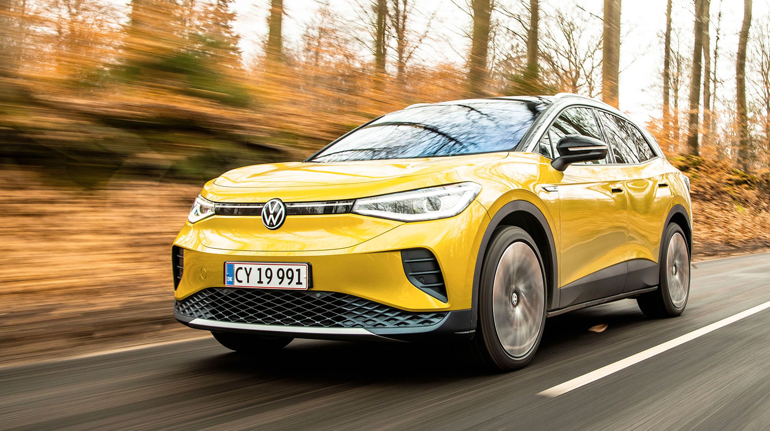 VW ID.4 er en el-SUV med plads til fem personer og med et pænt bagagerum. Den trækker på baghjulene og har batteriet placeret under gulvet.