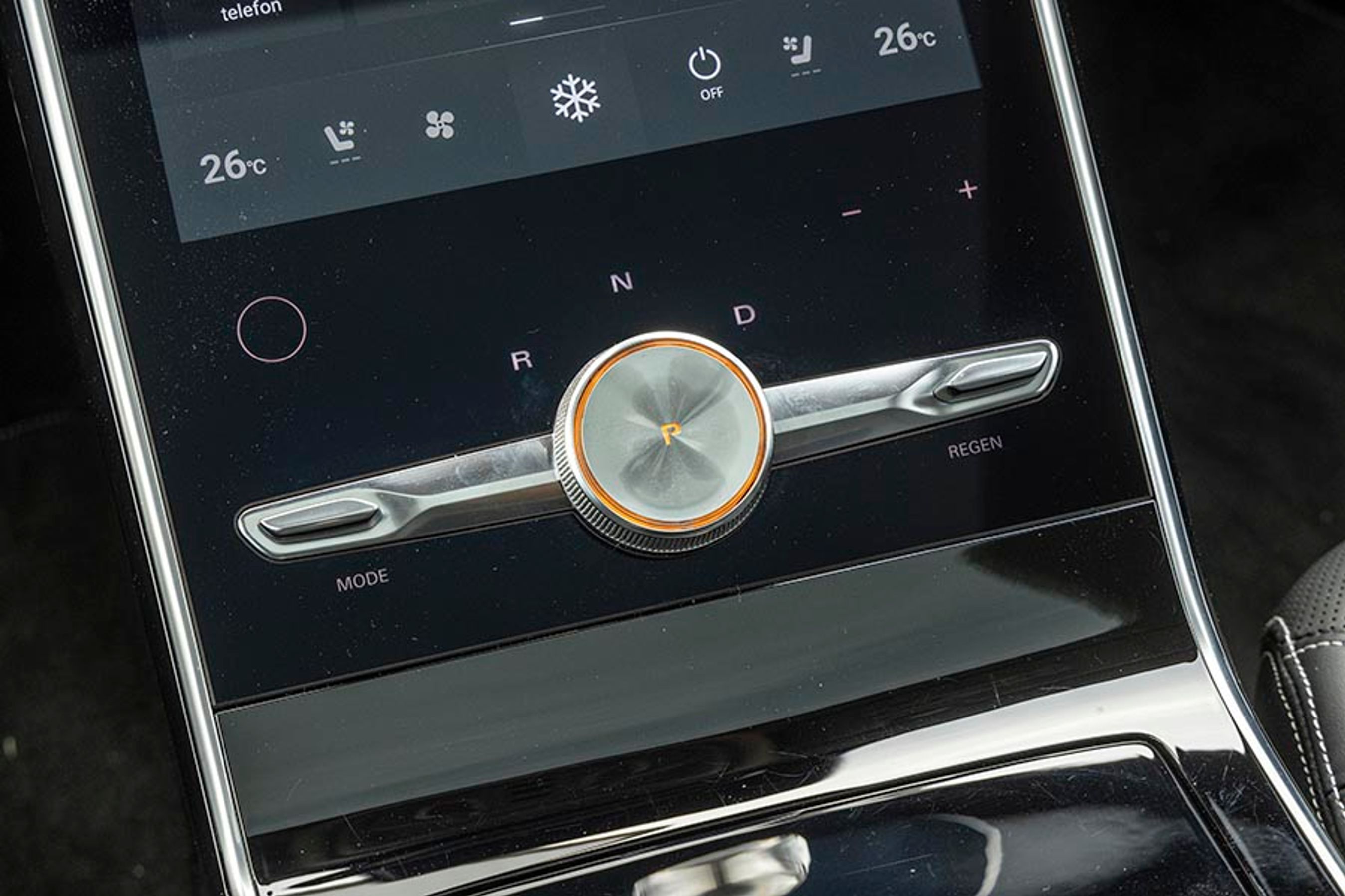 Drejeknappen, der styrer kørselsretningen, er fint indrettet med R til venstre og D til højre. Når man trykker på knappen, går bilen i P, og det gør den også af sig selv, når man slukker bilen.