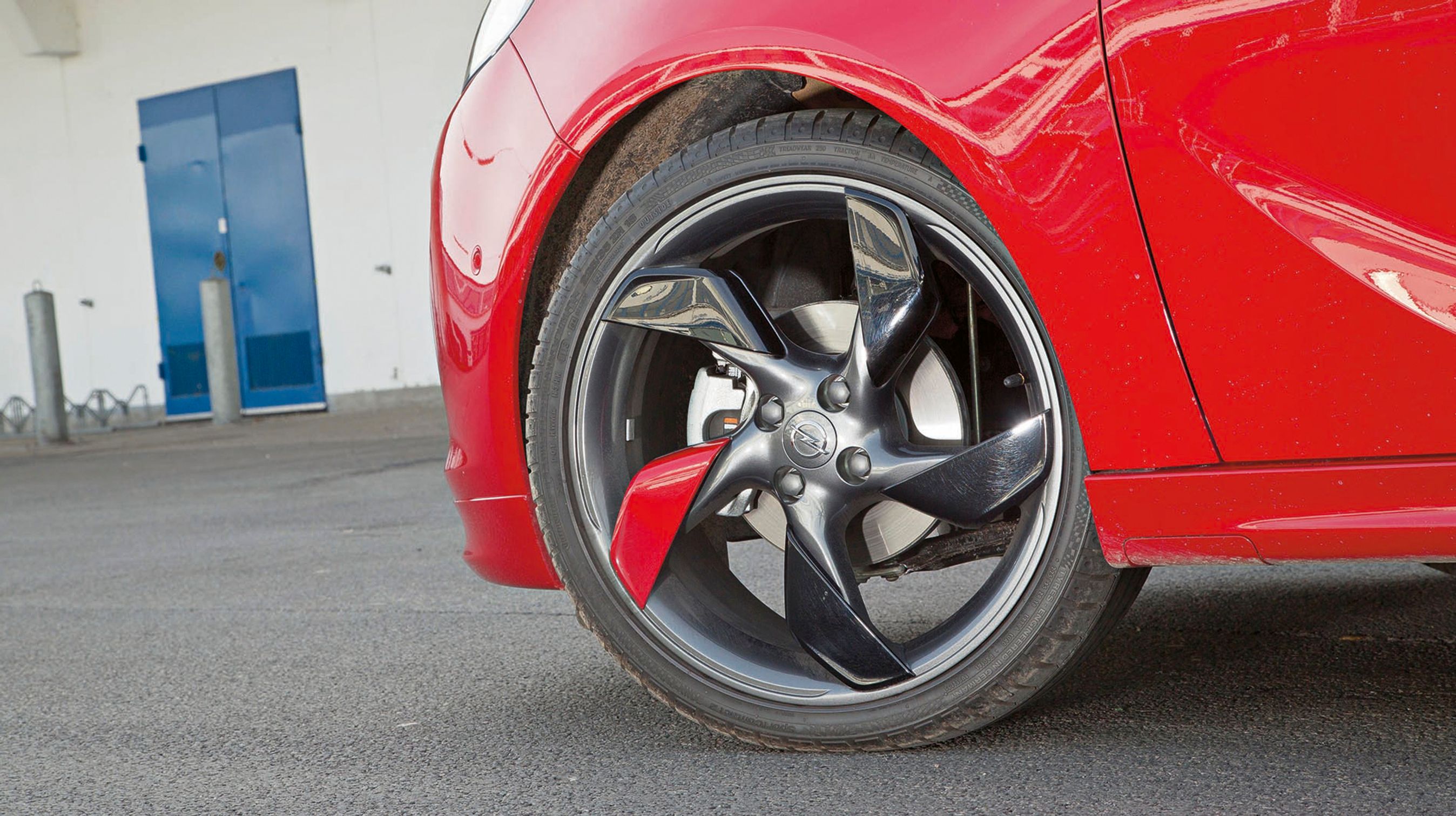 Næsten alt kan  vælges efter egen  smag. Her er egerne  sammensat af sorte og røde plastikvinger. Der er seks farvekombinationer.