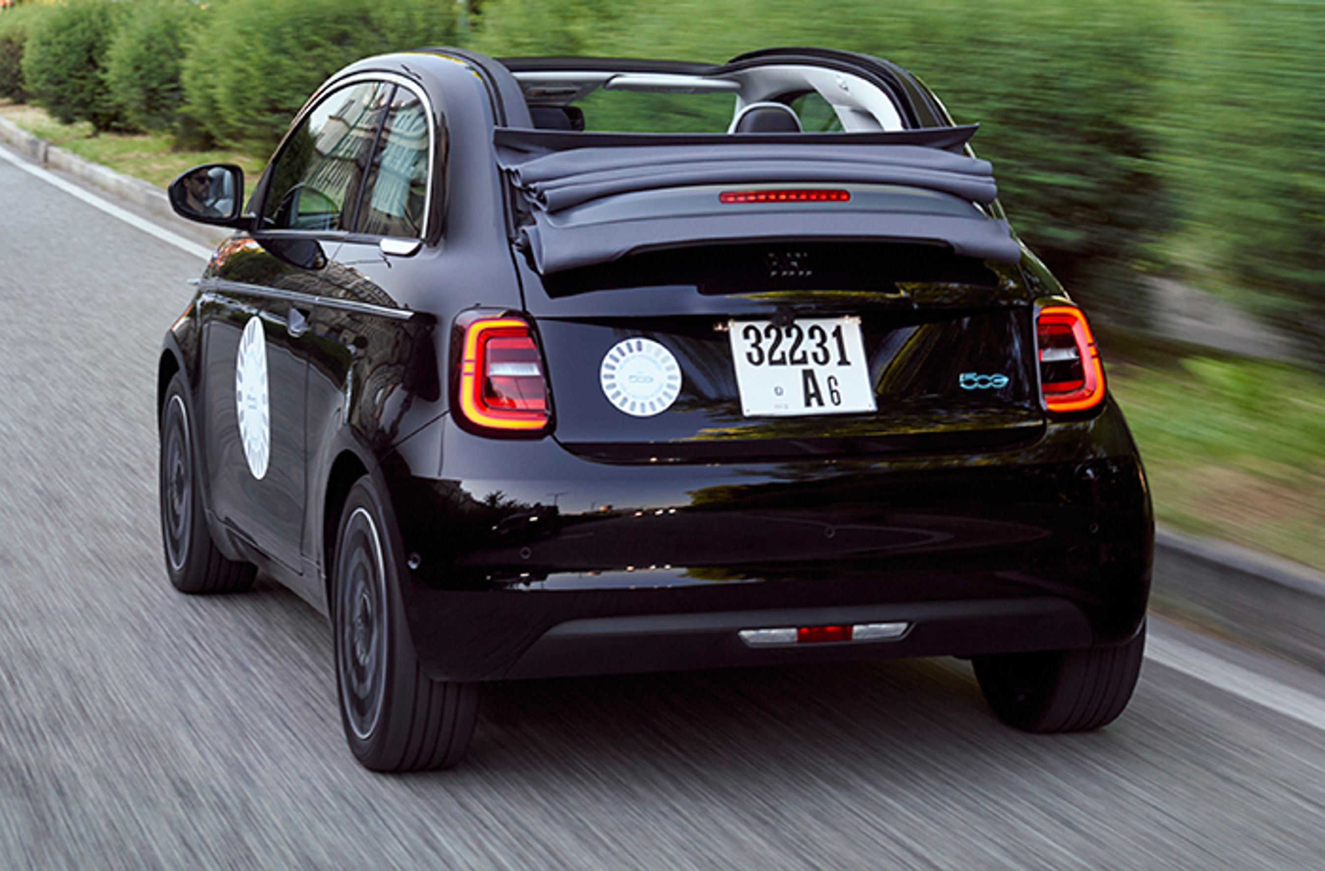 Kører man kalechen helt ned, blokeres udsynet bagud præcis som i forgængeren. Men smart er det, og det gør næsten Fiat 500 til en cabriolet.