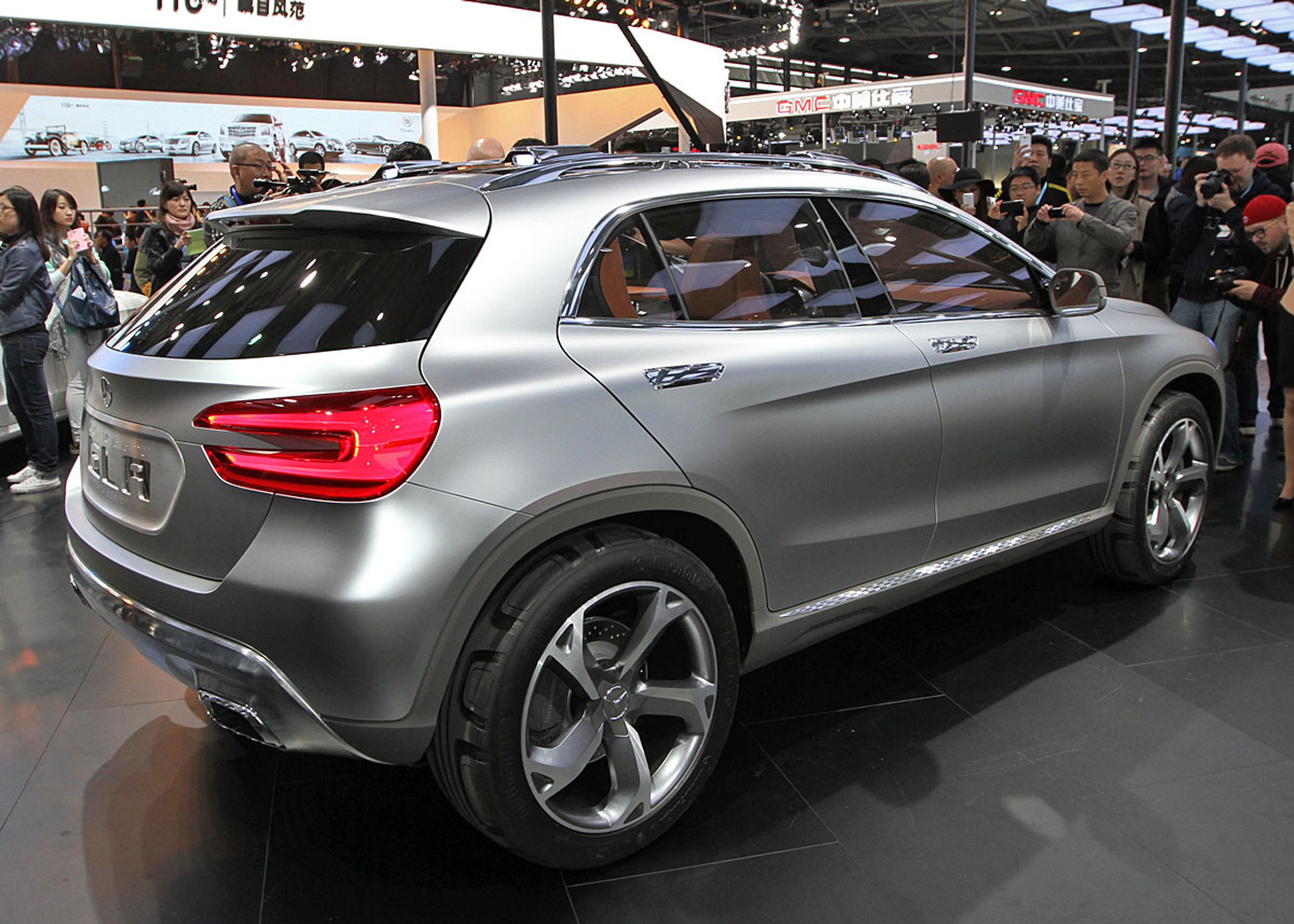 Mercedes-Benz Concept GLA står på specialdesignede 20 tommerfælge med rustikke dæk.