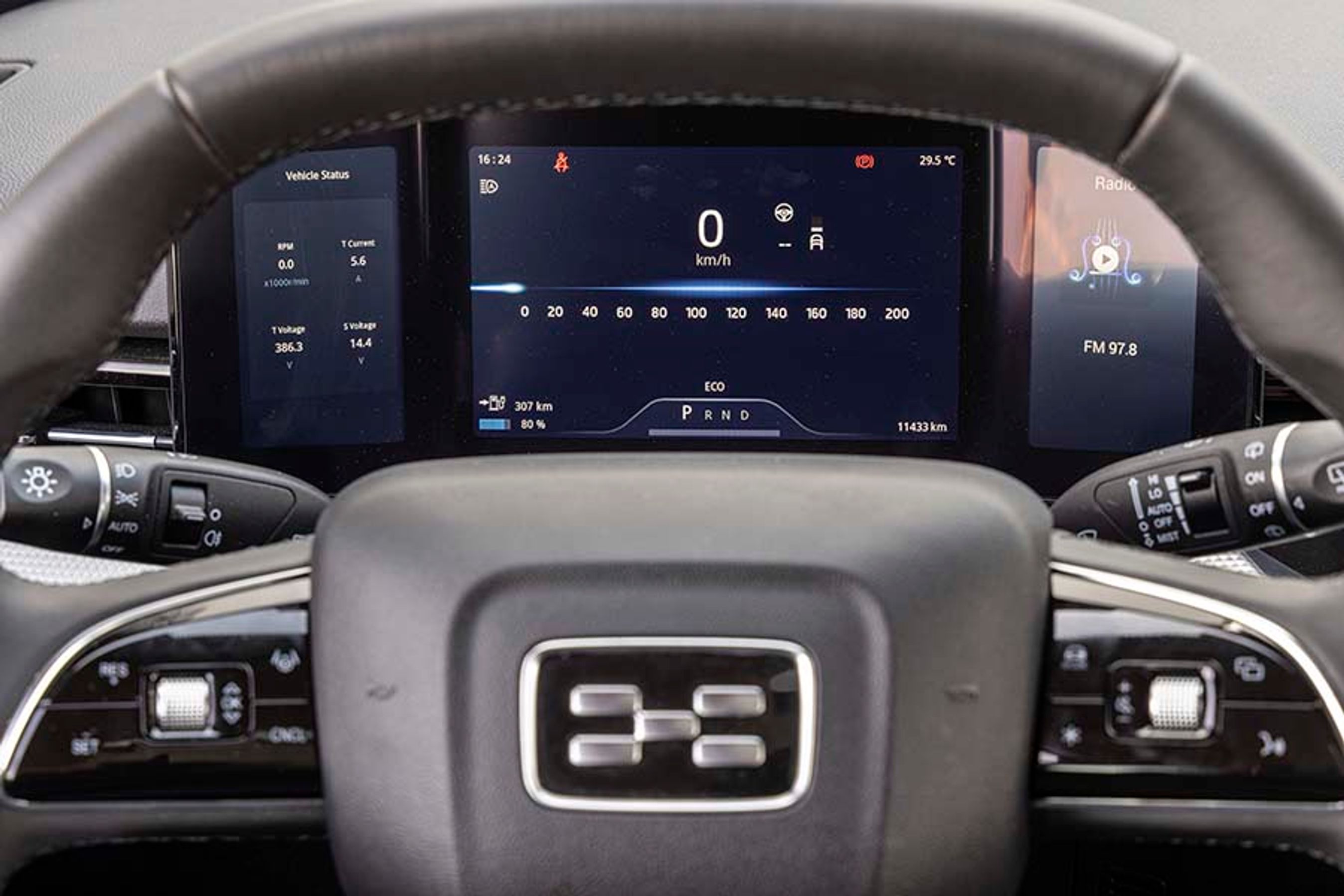 Foran rattet er der hele tre skærme. Til højre vises altid musikvalg og til højre kan man gå ind i en undermenu, så man kan se data fra kørecomputeren. Men det er med meget lille skrift, så det er svært at aflæse under kørslen. I midten vises hastigheden med tydelige tal.