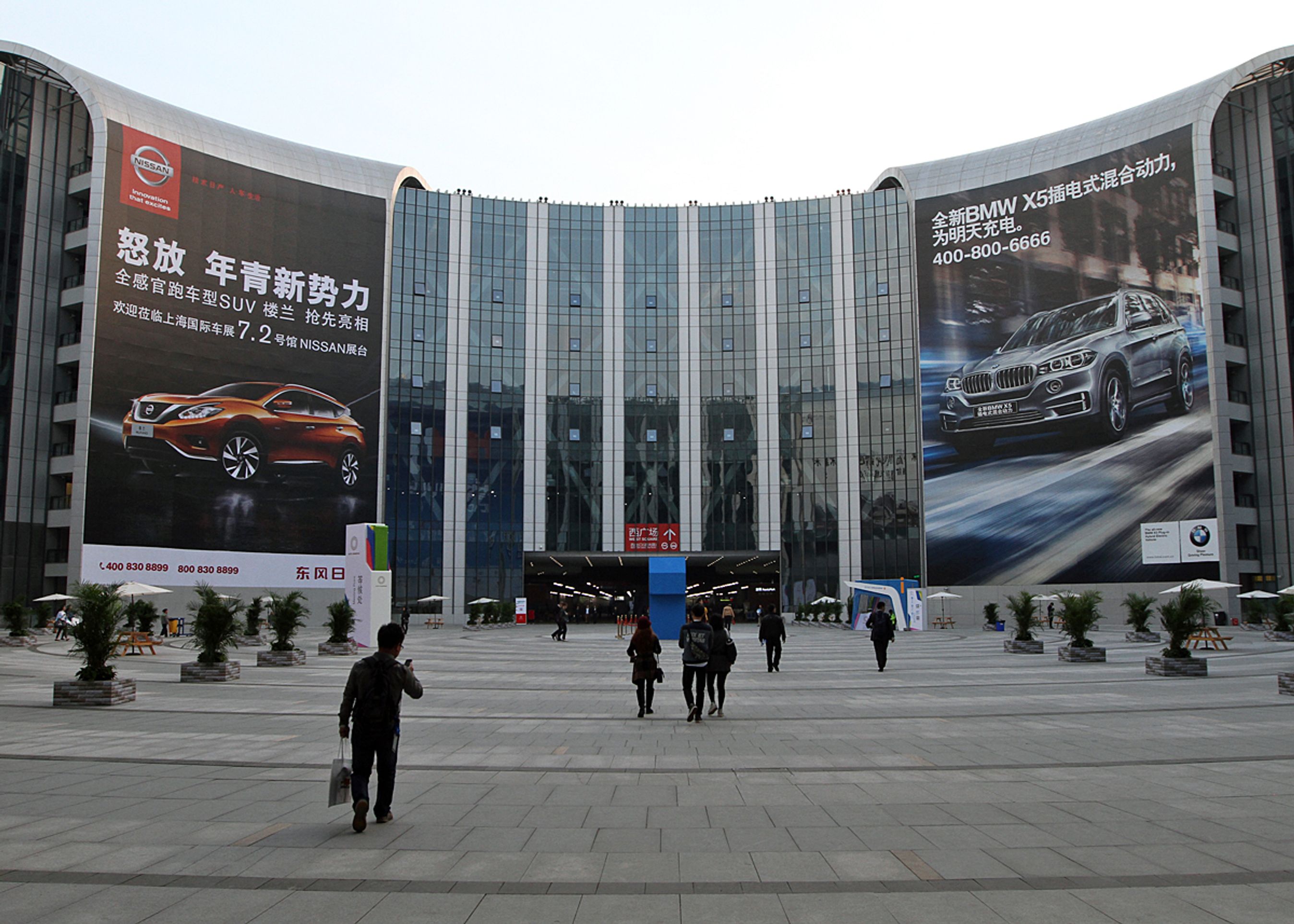 Det helt nye National Exhibition and Convention Center i Shanghai kaldes verdens største udstillingscenter i én bygning. Der er 1,5 mio. kvadratmeter, heraf 400.000 kvadratmeter i de 16 hovedhaller.