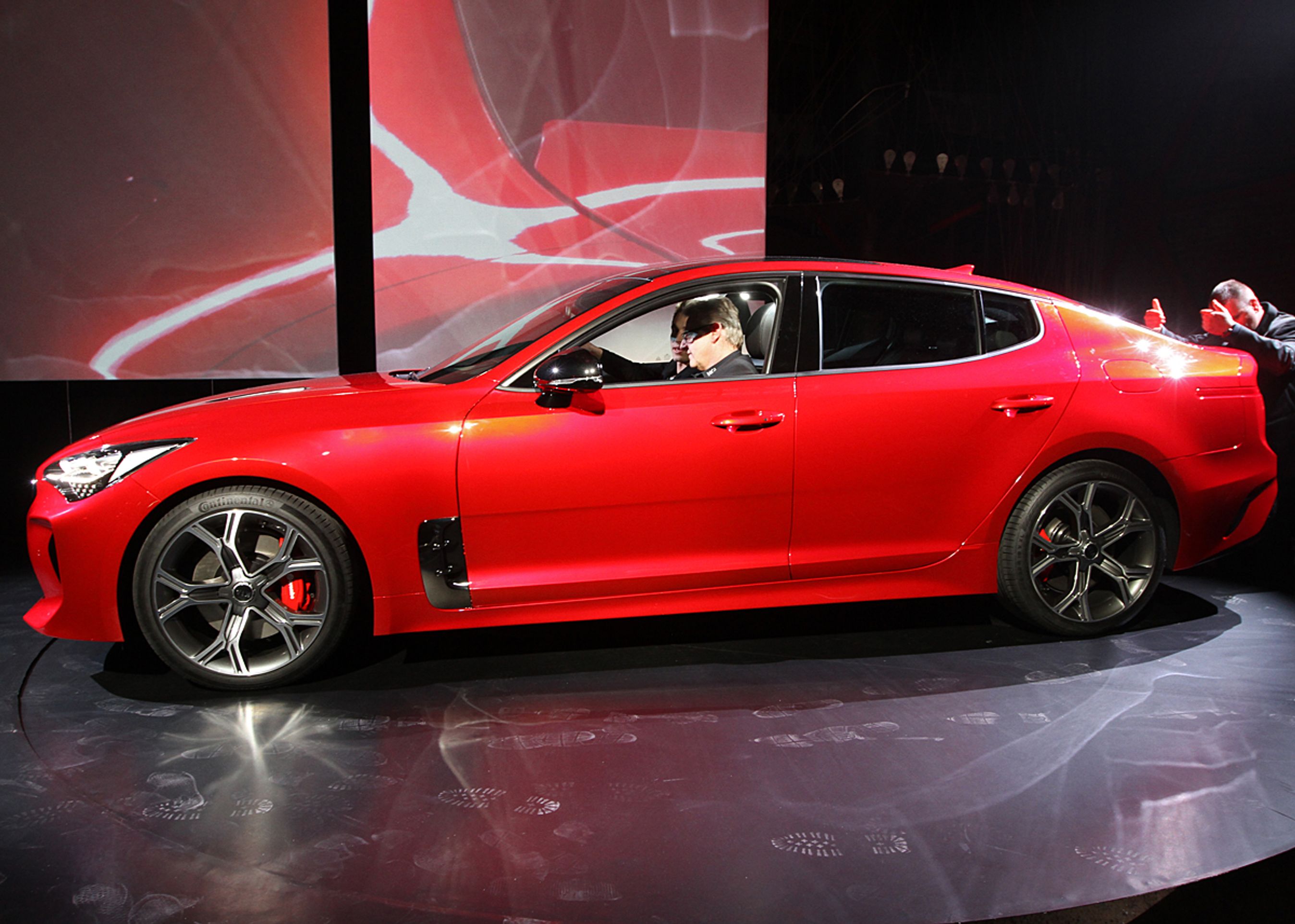 Stærke proportioner: Lang akselafstand, lang motorhjelm, kort udhæng fortil, stejl forrude og fastback-afslutningen giver Stinger en flot og kraftfuld fremtræden.