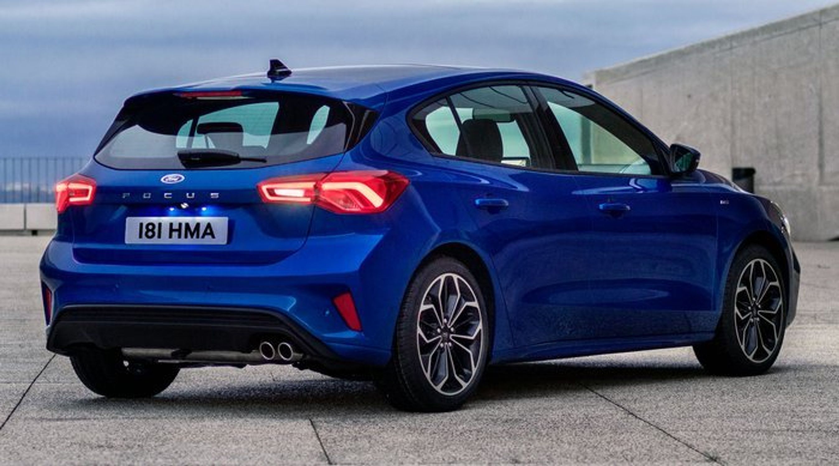 Ford Focus femdørs bagfra.